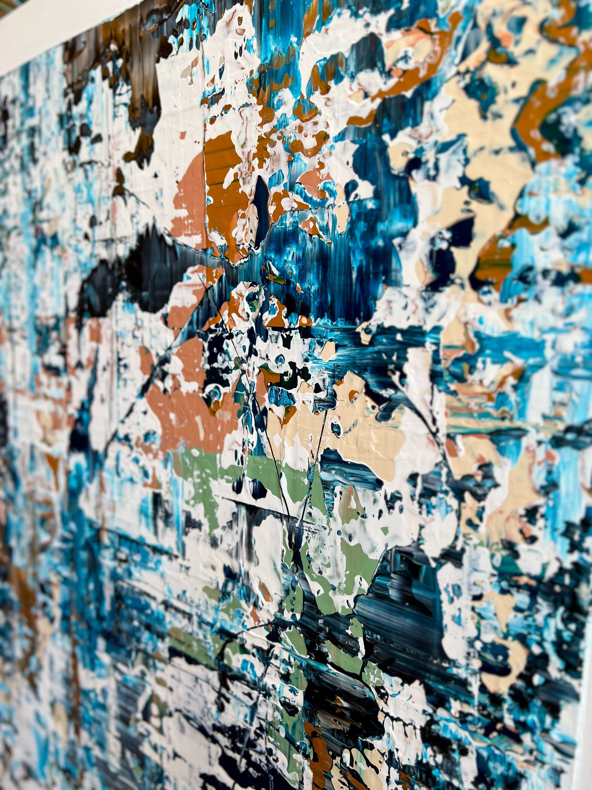 Abstract schilderij met rijke kleuren en texturen van Atelier58 voor moderne woondecoratie