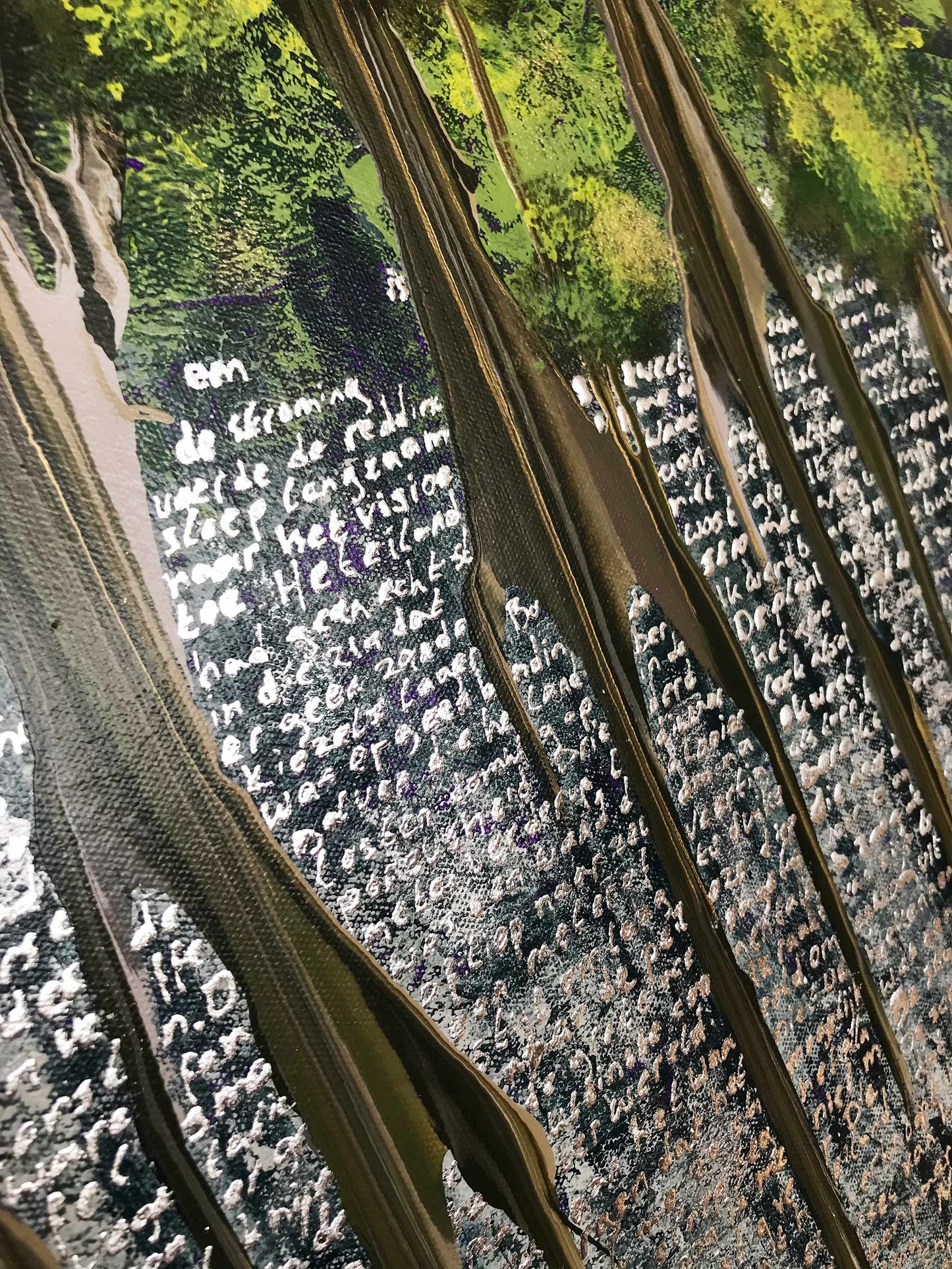 Kleurrijk abstract schilderij van Elise Eekhout met textuur en geschreven elementen