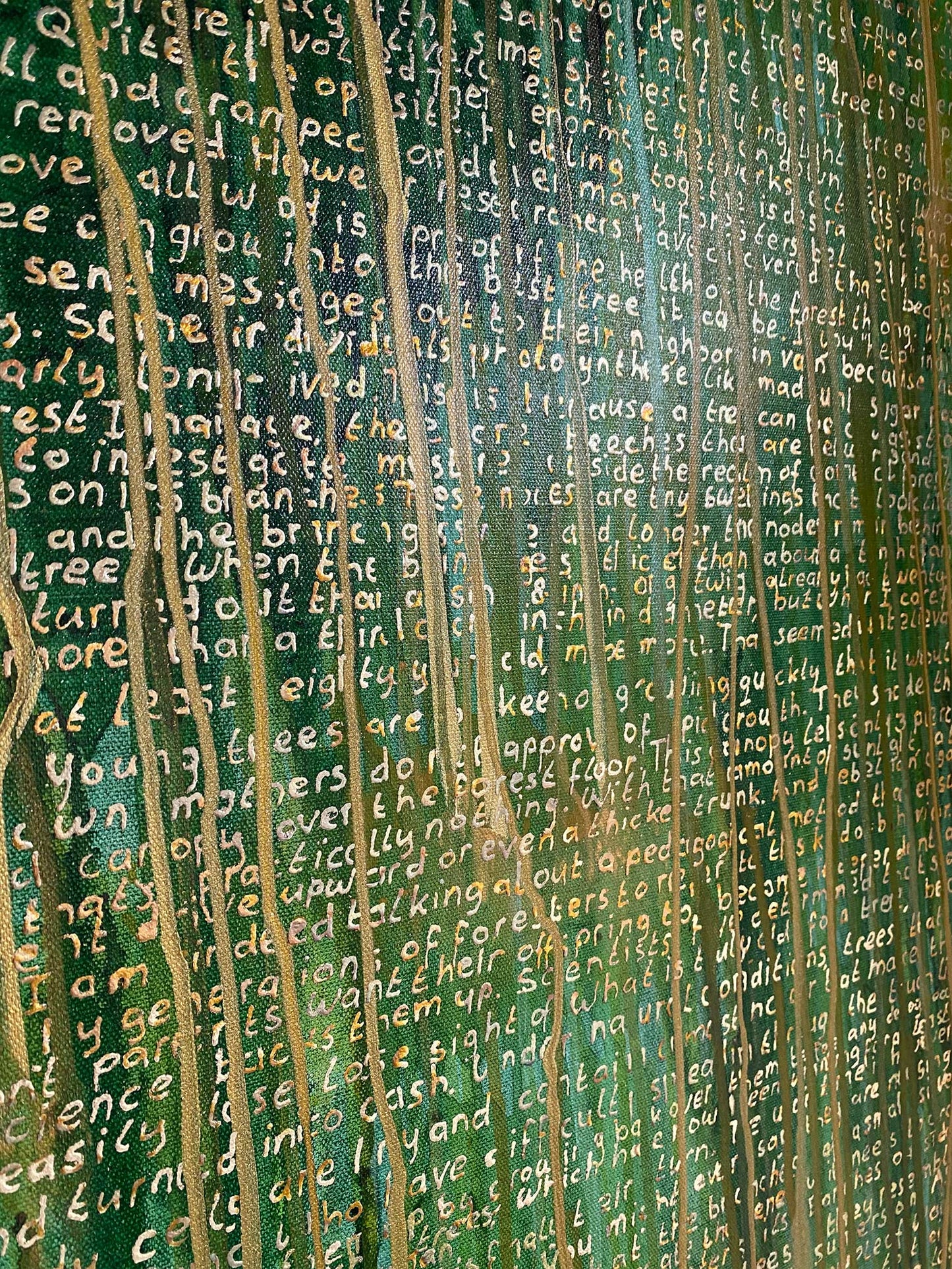 Abstract schilderij van Elise Eekhout met groene en gouden kleuren en tekstachtige patronen