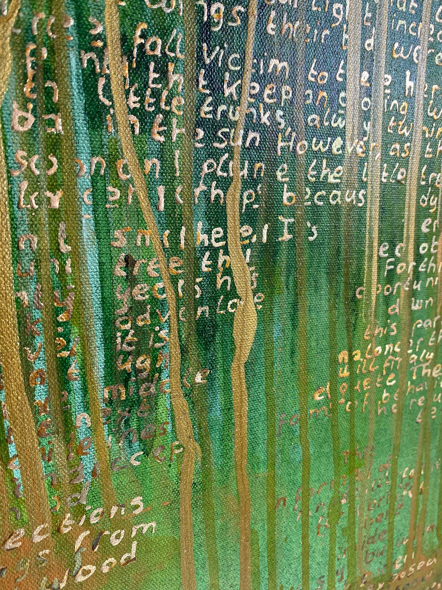 Abstract schilderij van Elise Eekhout met gouden en groene lijnen en tekst elementen voor een unieke uitstraling