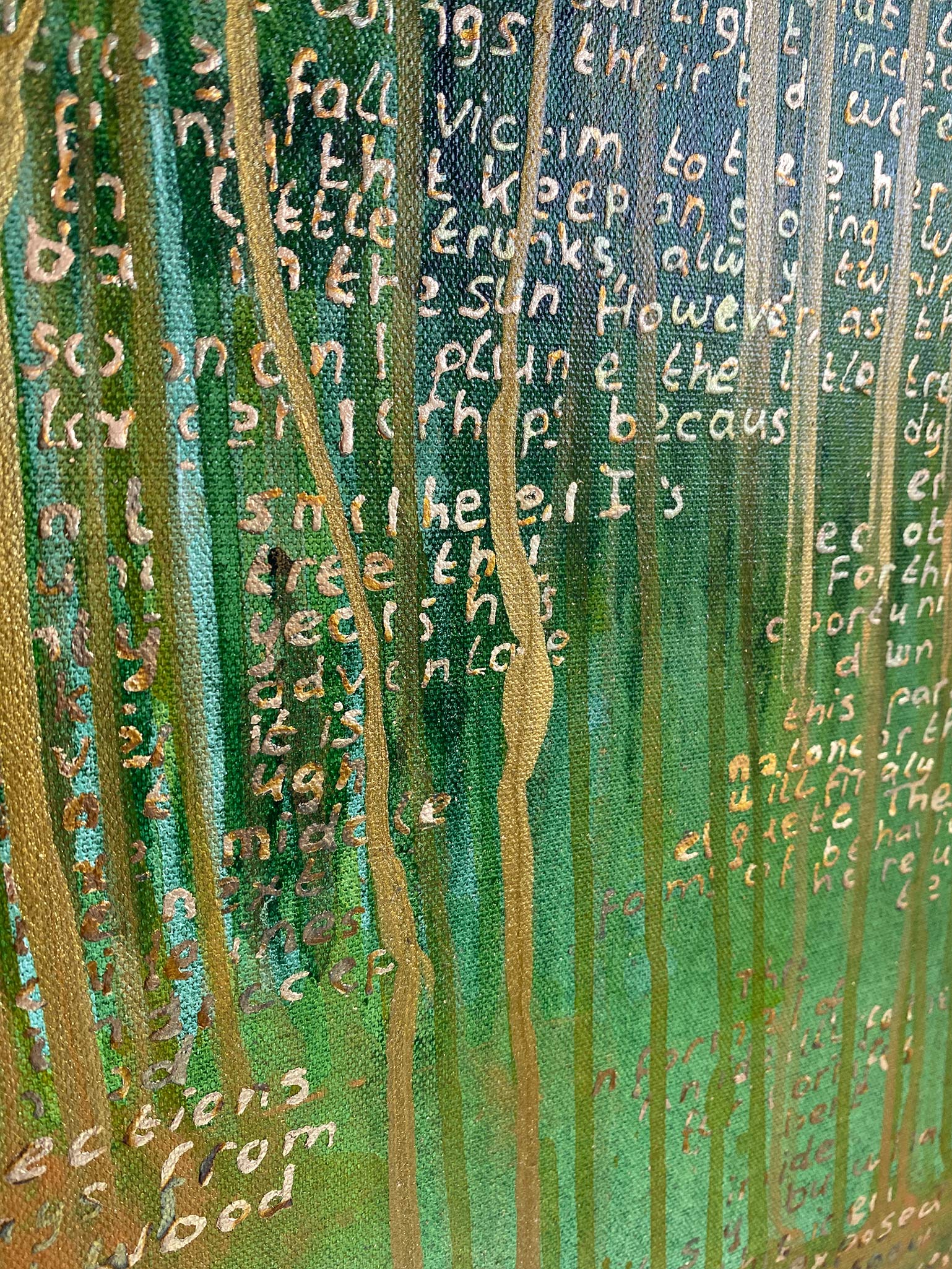 Abstract schilderij van Elise Eekhout met gouden en groene lijnen en tekst elementen voor een unieke uitstraling