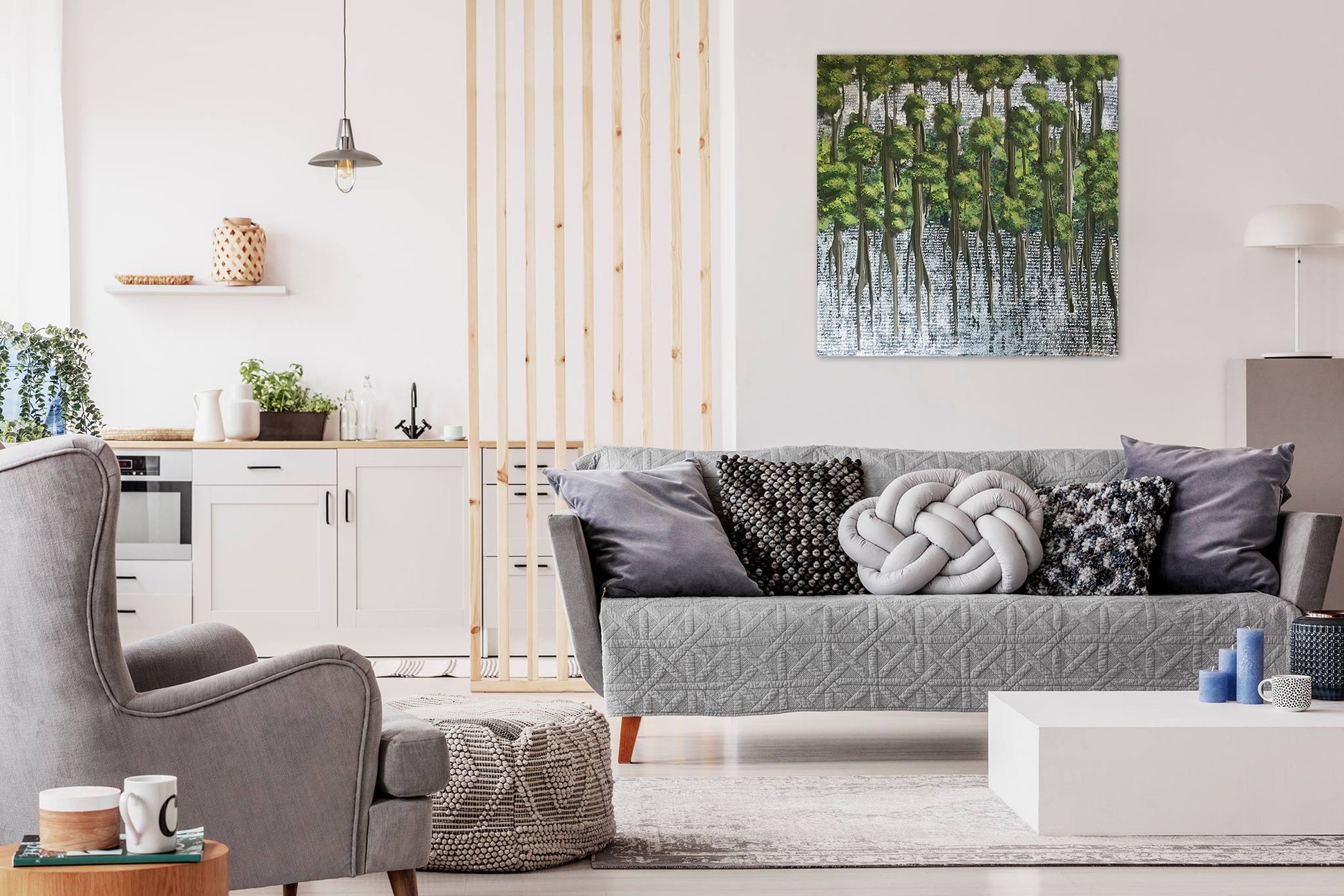 Abstract schilderij van Elise Eekhout in een modern woonkamer met lichte kleuren