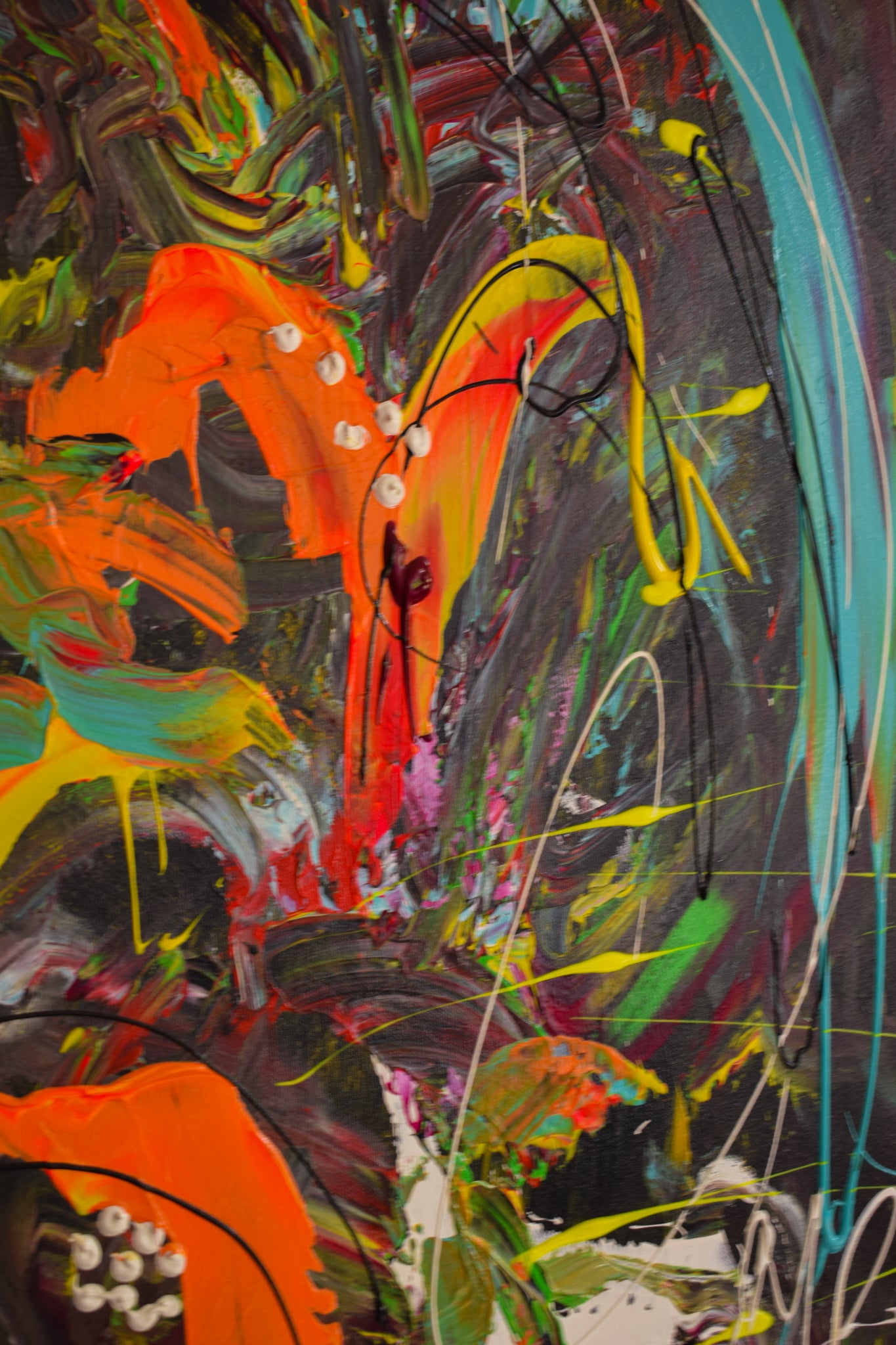 Kleurrijk abstract schilderij van Marieke Brouwers met levendige kleuren en dynamische lijnen