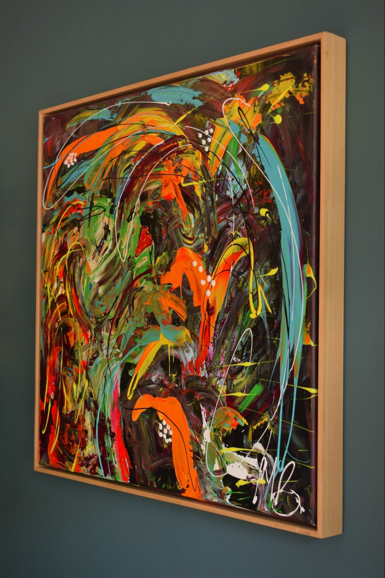 Kleurrijk abstract schilderij van Marieke Brouwers met levendige penseelstreken en unieke vormen