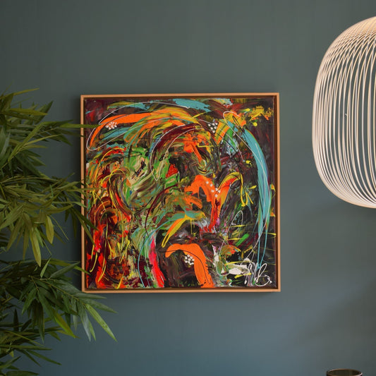 Kleurvol abstract schilderij van Marieke Brouwers met levendige penselen op een groene muur