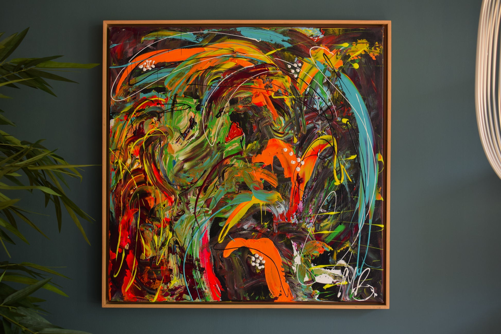 Abstract schilderij van Marieke Brouwers met levendige kleuren en dynamische kwaststreken