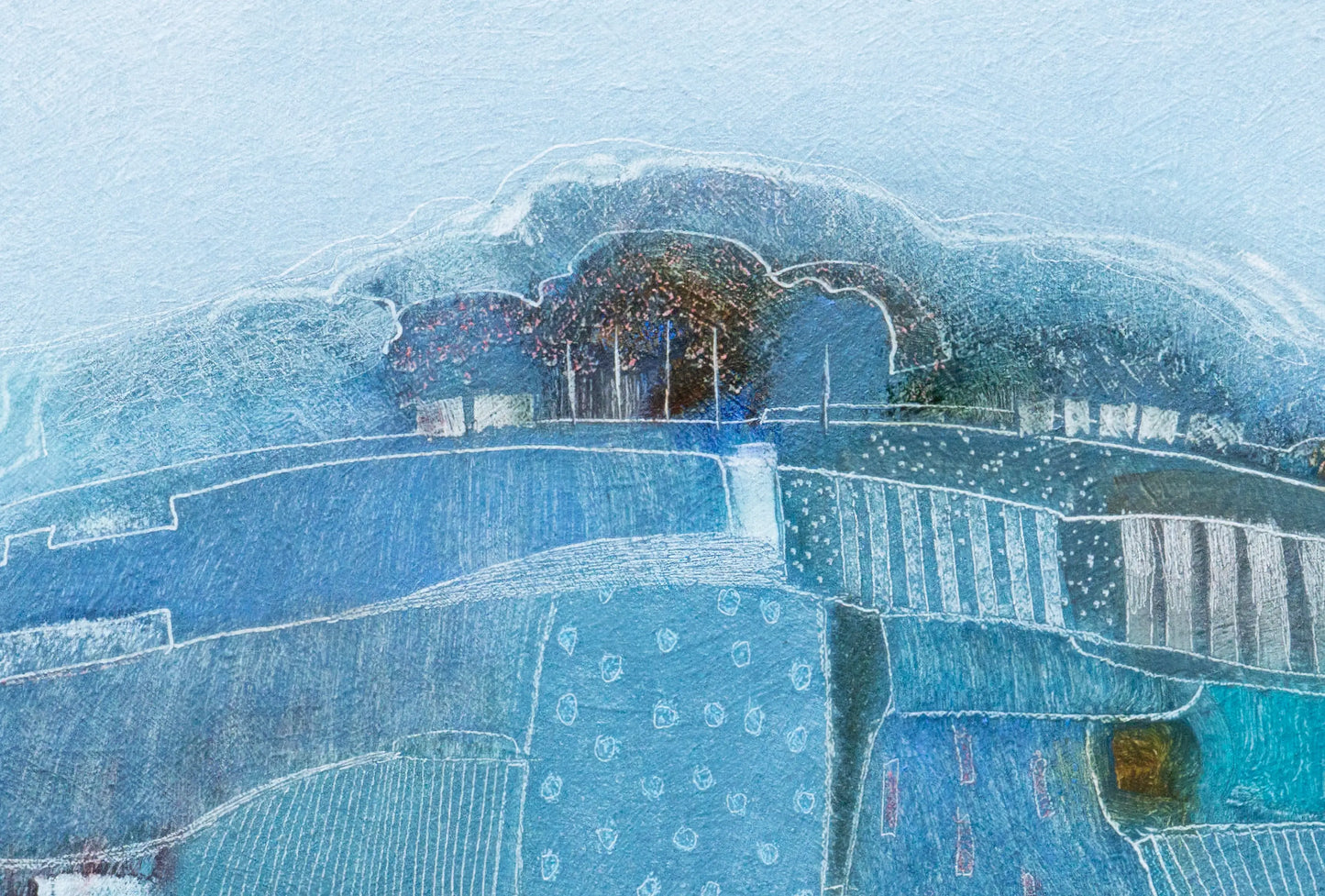 Abstract schilderij met verschillende blauwe tinten en een landschap met bomen en velden