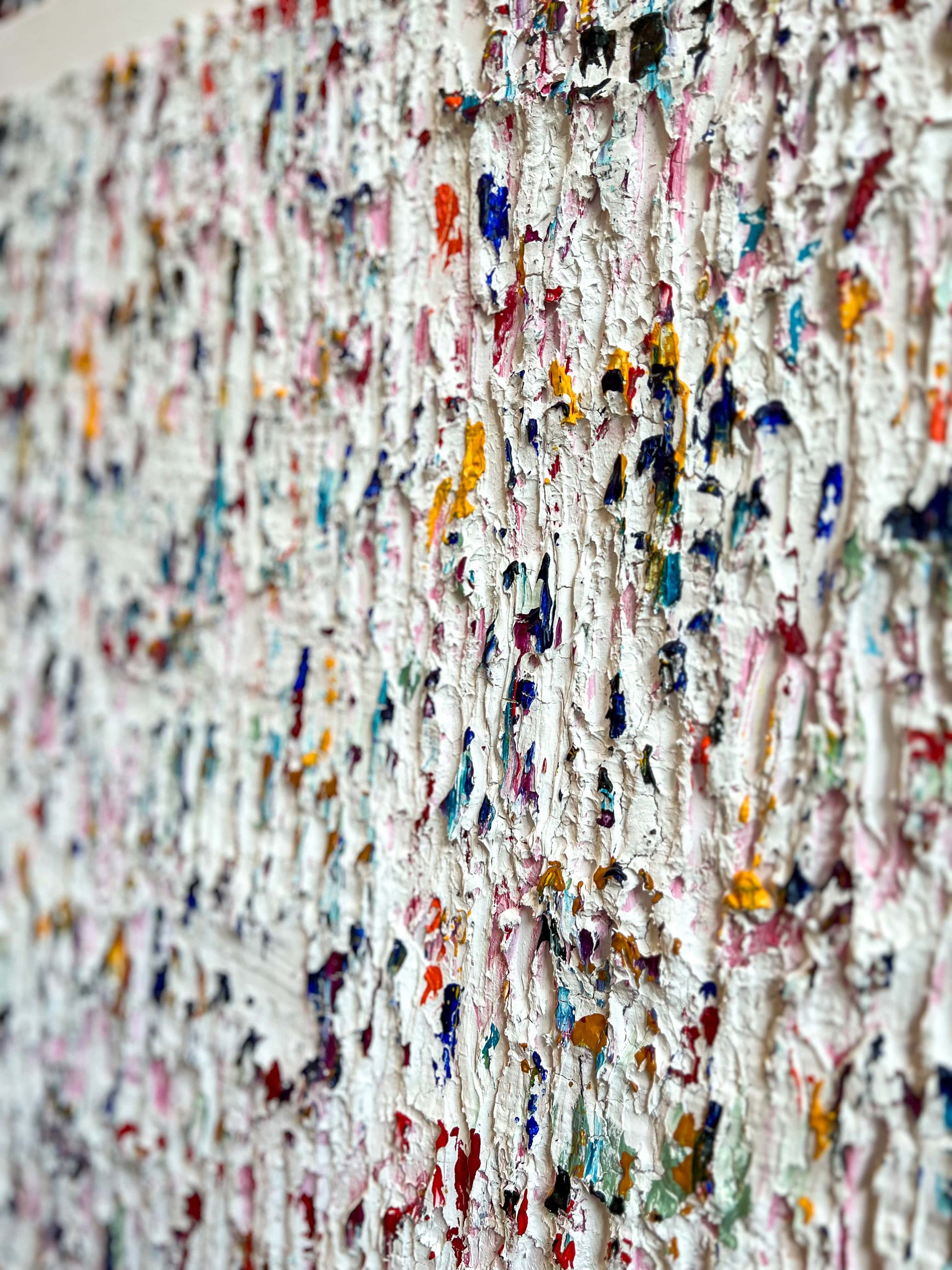 Close-up van een abstract schilderij Nederlandse kunstenaar met dikke verf en kleurrijke structuren