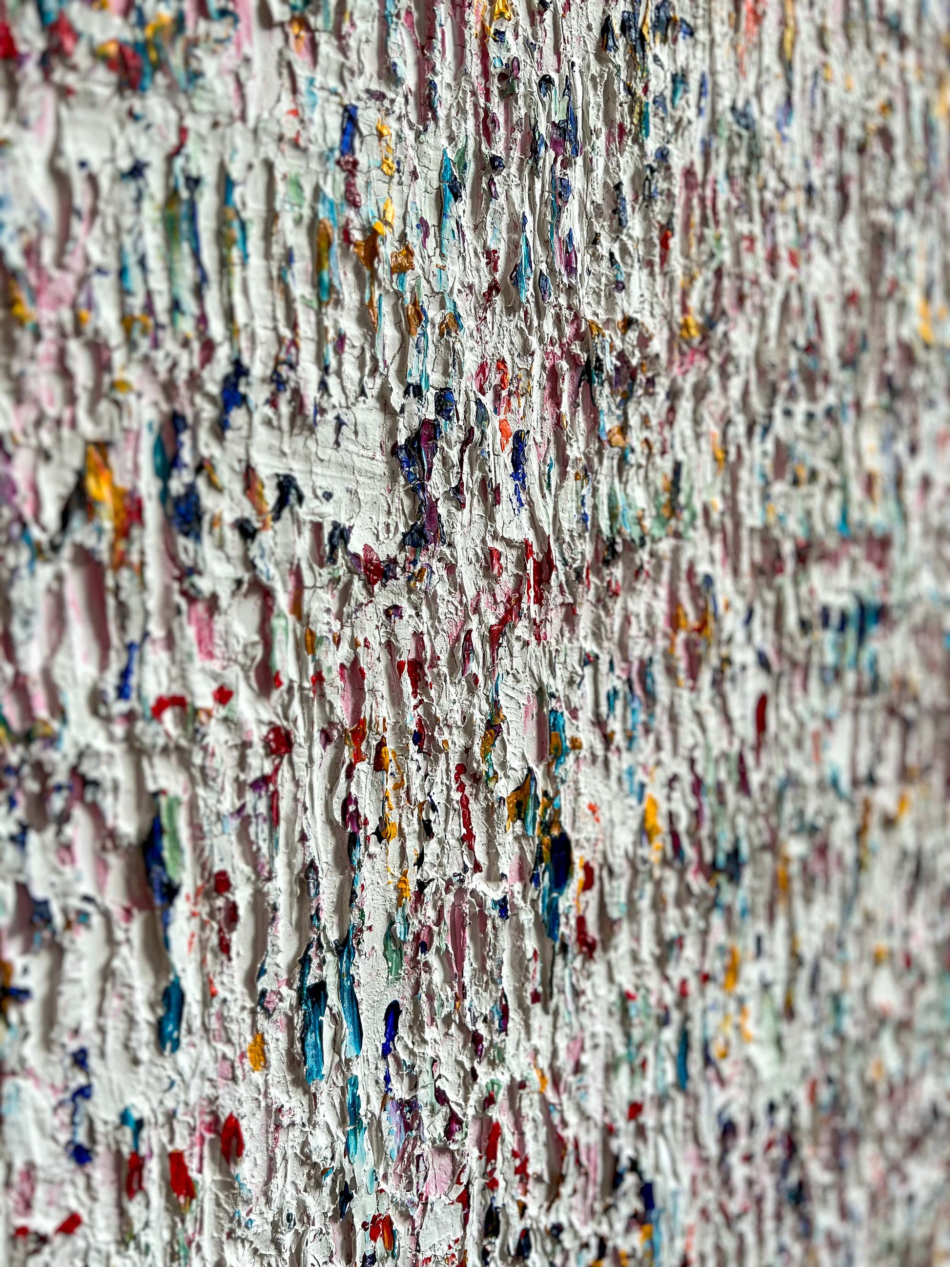 Abstract schilderij Nederlandse kunstenaar met dikke verftexturen en kleurrijke details van Atelier58