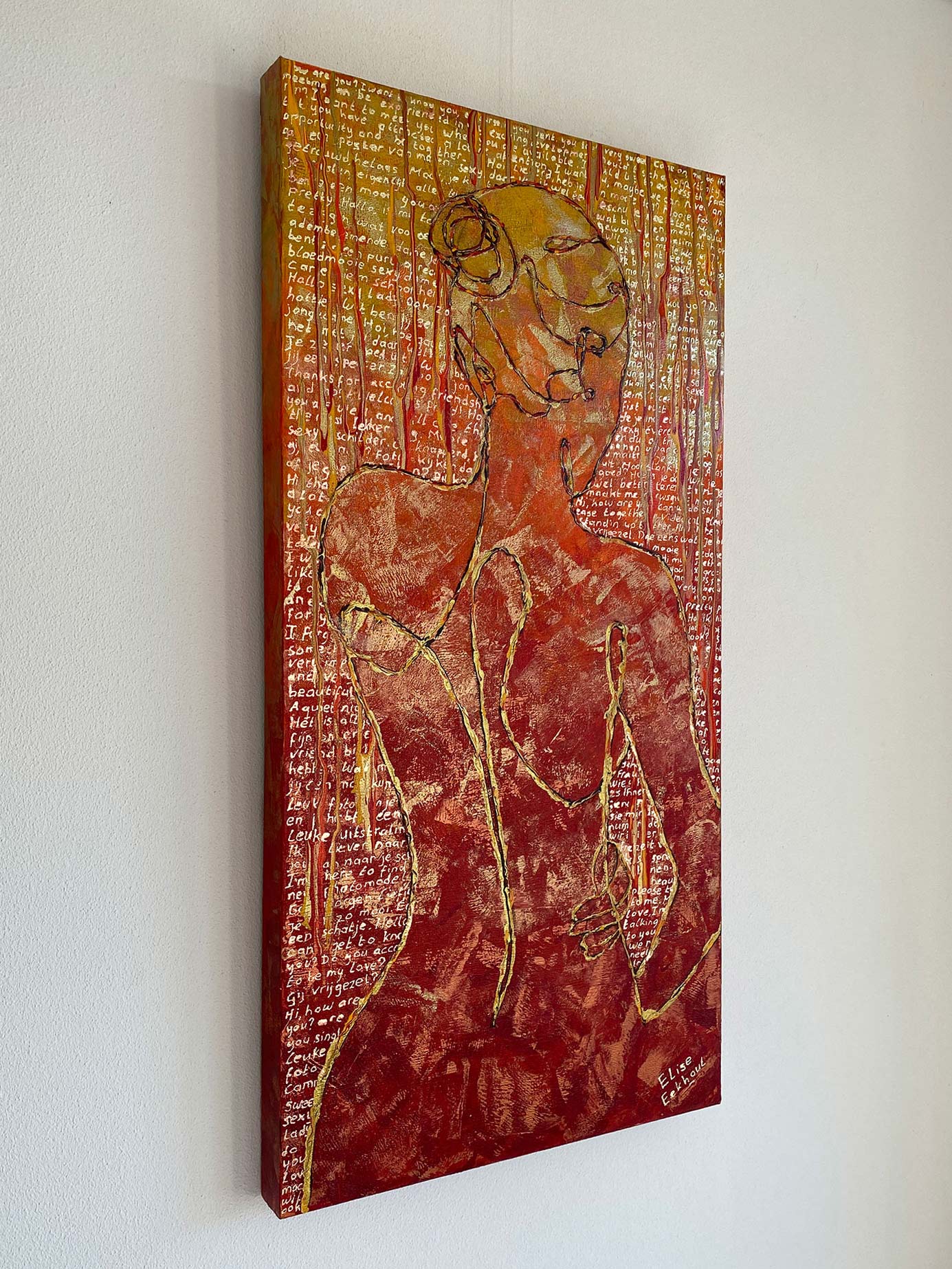 Abstract schilderij van een vrouwelijke figuur in warme tinten met tekstuele elementen