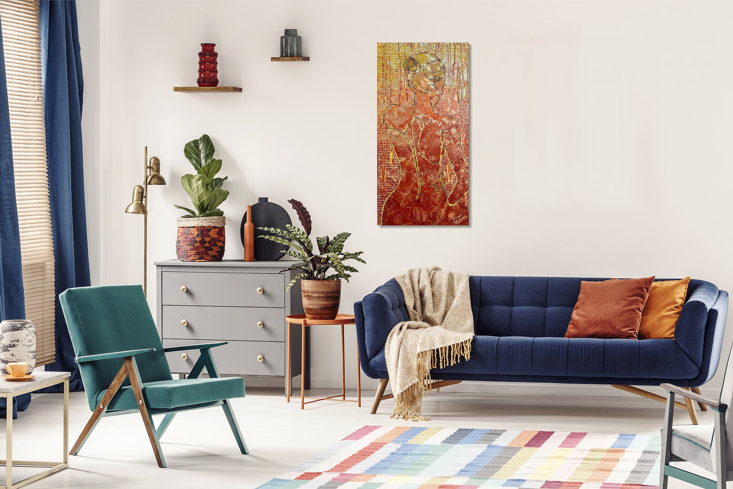 Abstract schilderij van Elise Eekhout in een moderne woonkamer met kleurige meubels