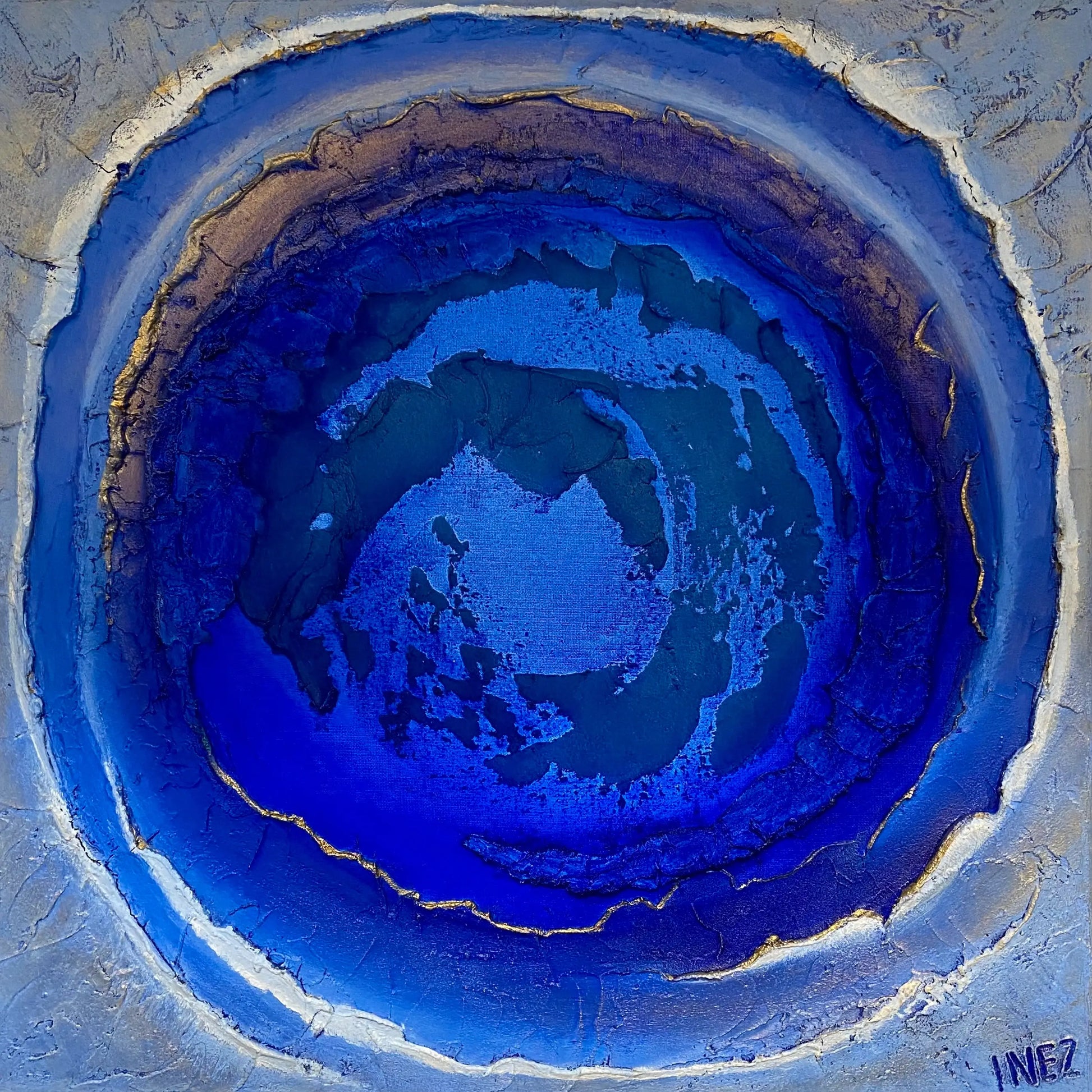 Abstract schilderij in rijke blauwe tinten met textuur en diepte, gemaakt door Inez Heintzberger