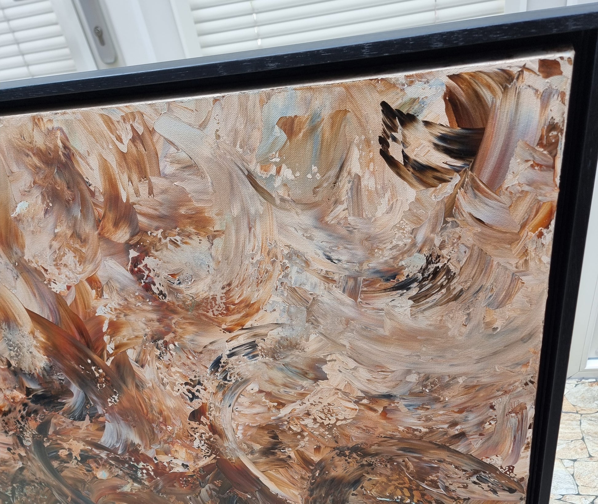 Abstract schilderij Viggo 08 door Frances Eckhardt met warme bruine en beige tinten in een zwarte lijst