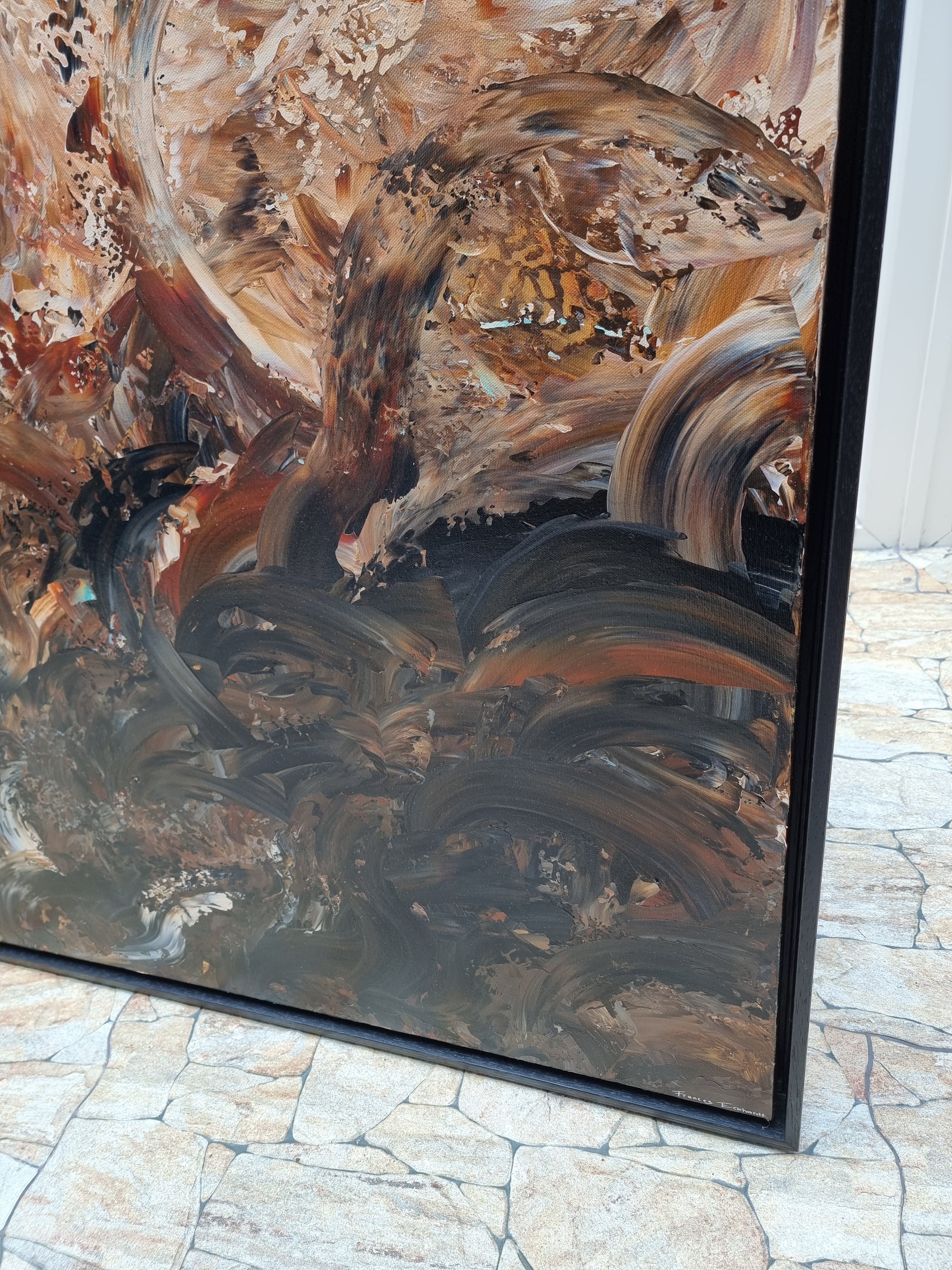Abstract schilderij Viggo 08 van Frances Eckhardt met bruine en zwarte tinten in moderne lijst