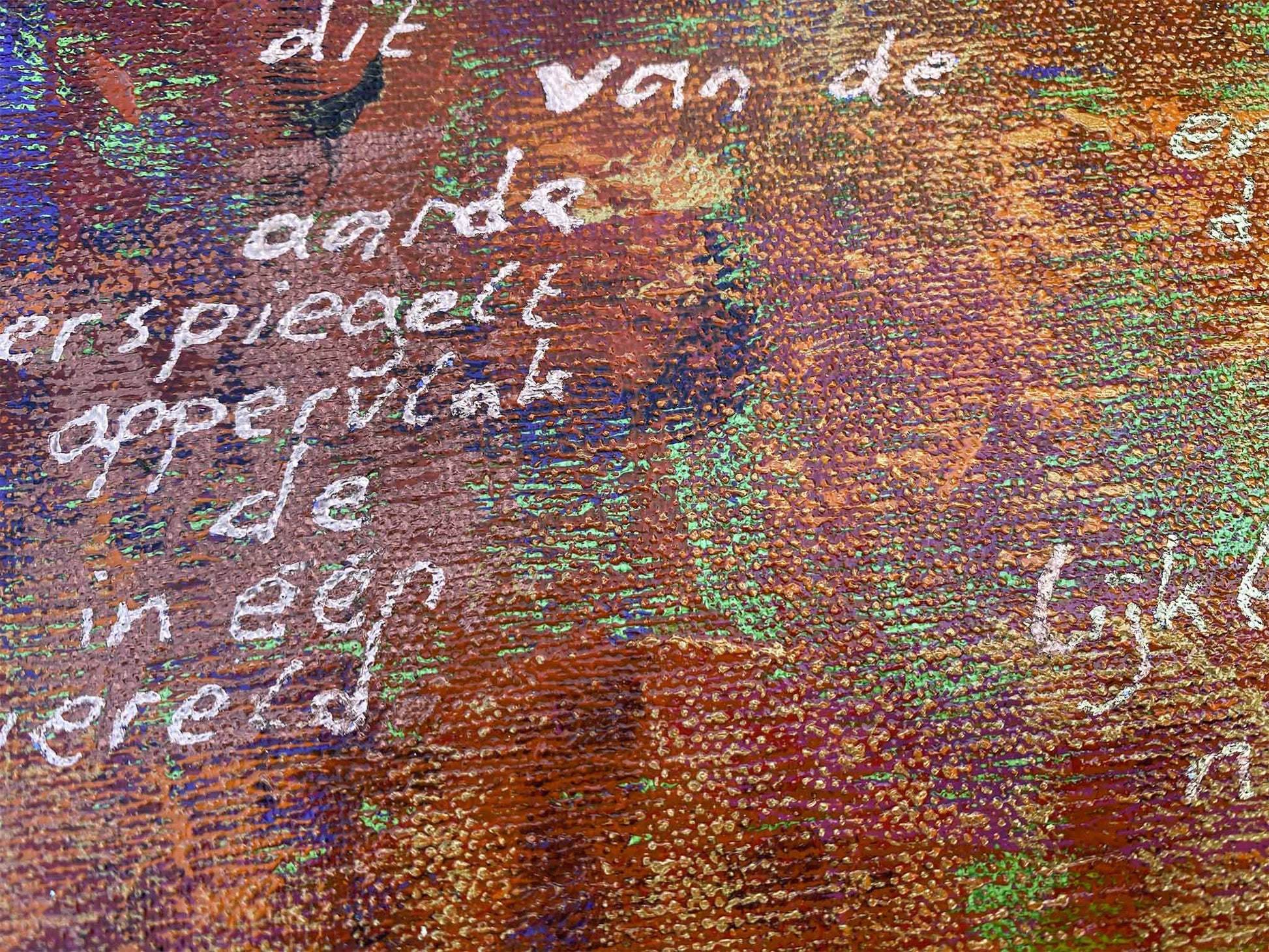 Abstract schilderij zonsondergang met kleurrijke texturen en woorden die diepte en betekenis toevoegen