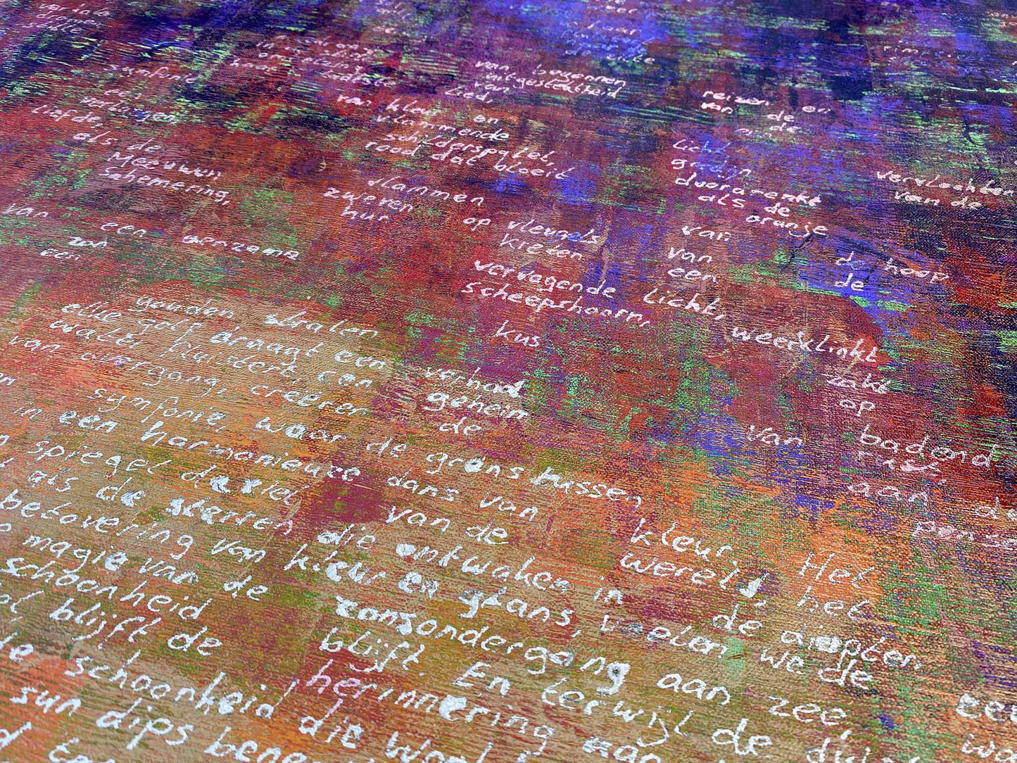 Abstract schilderij zonsondergang met kleurrijke teksturen en handgeschreven woorden voor unieke wanddecoratie