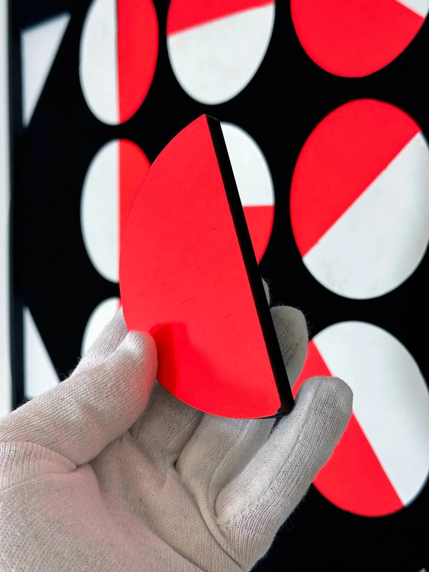 Abstracte kunst kopen: kleurrijke geometrische vormen in hand van kunstenaar Rob Stolte