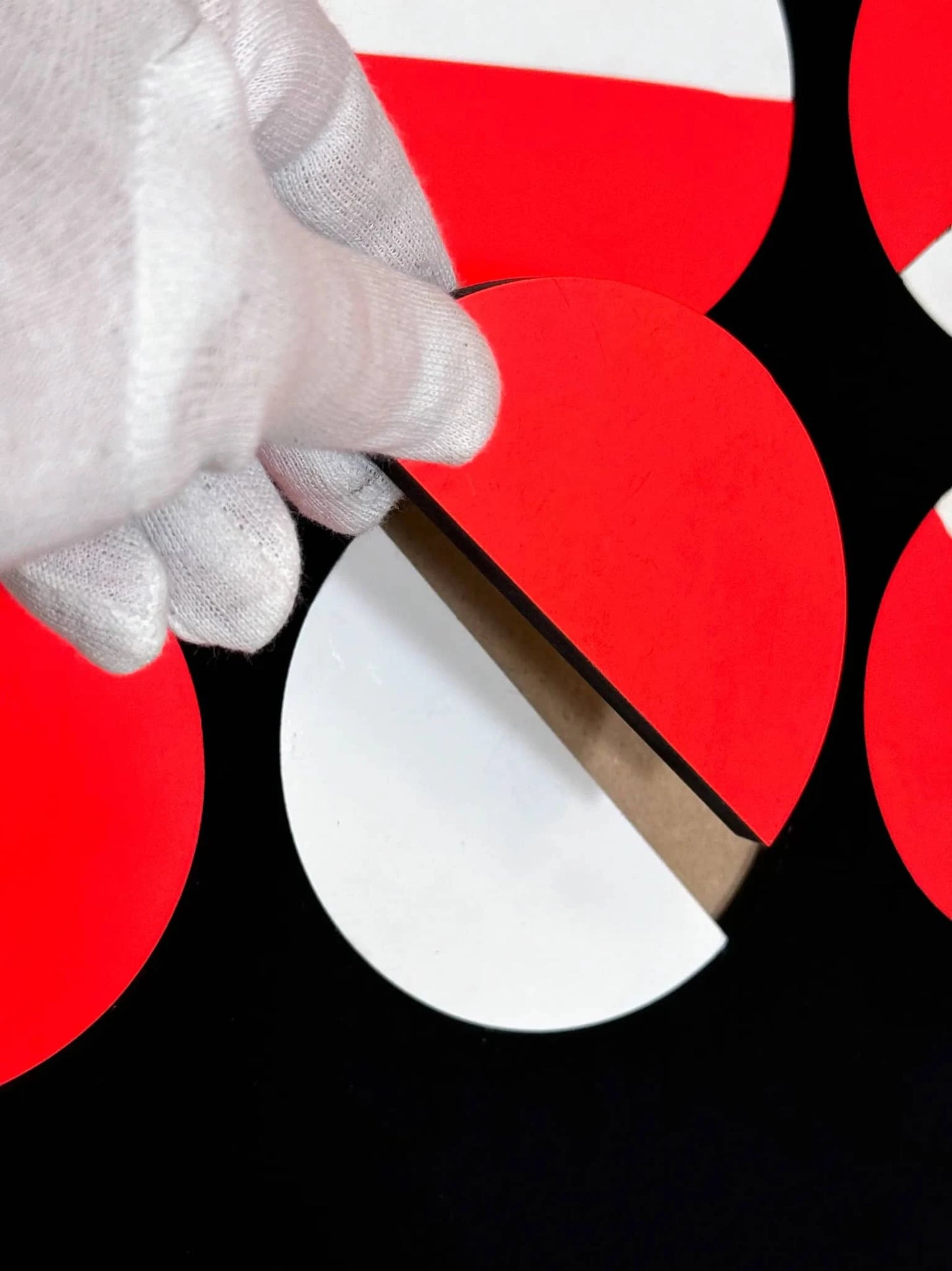 Rob Stolte Abstracte kunst kopen met kleurige cirkels in zwart-wit en rood, details van de kunstwerk handeling