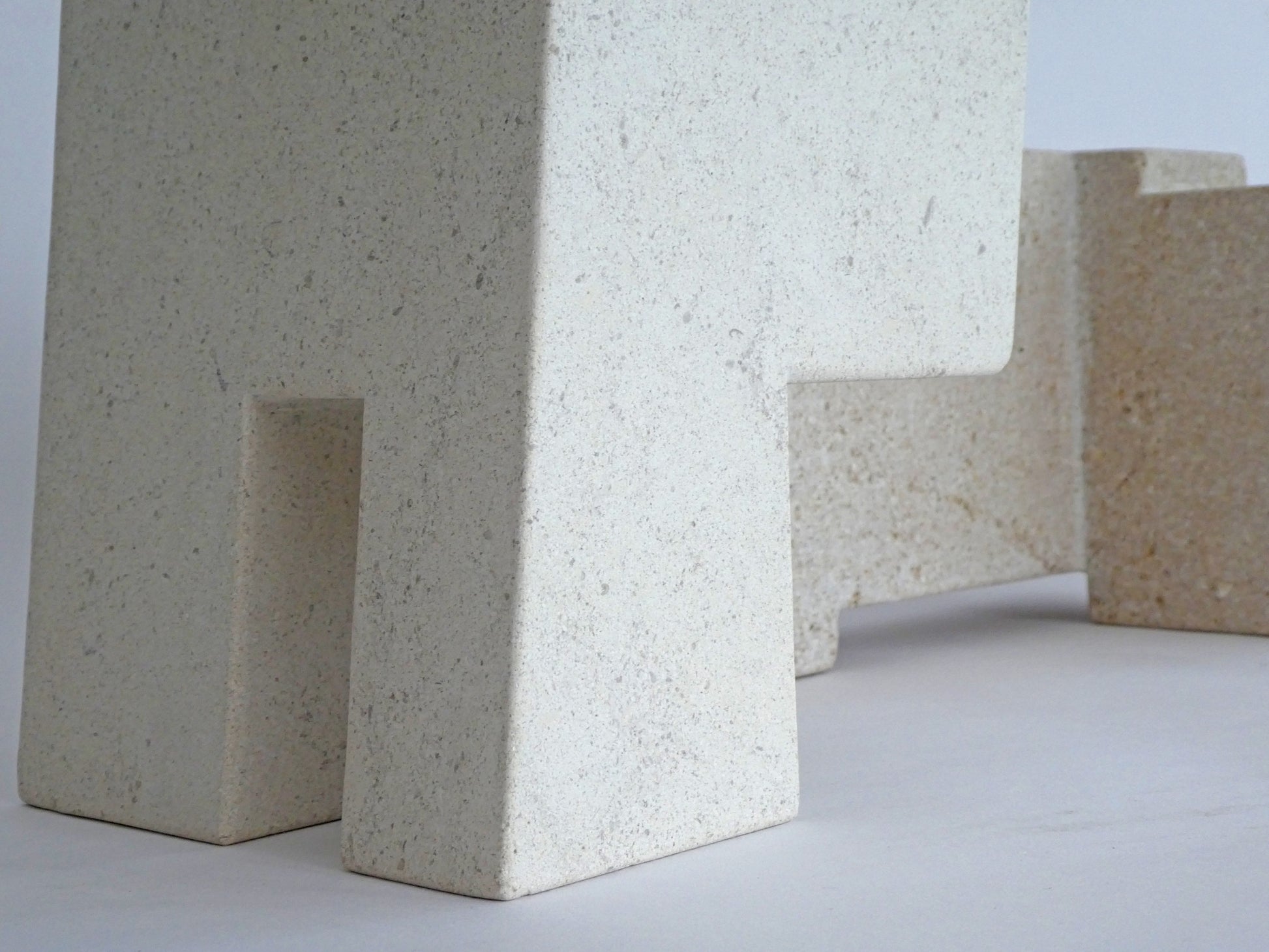 Abstracte sculptuur gemaakt van natuursteen met strakke, geometrische vormen