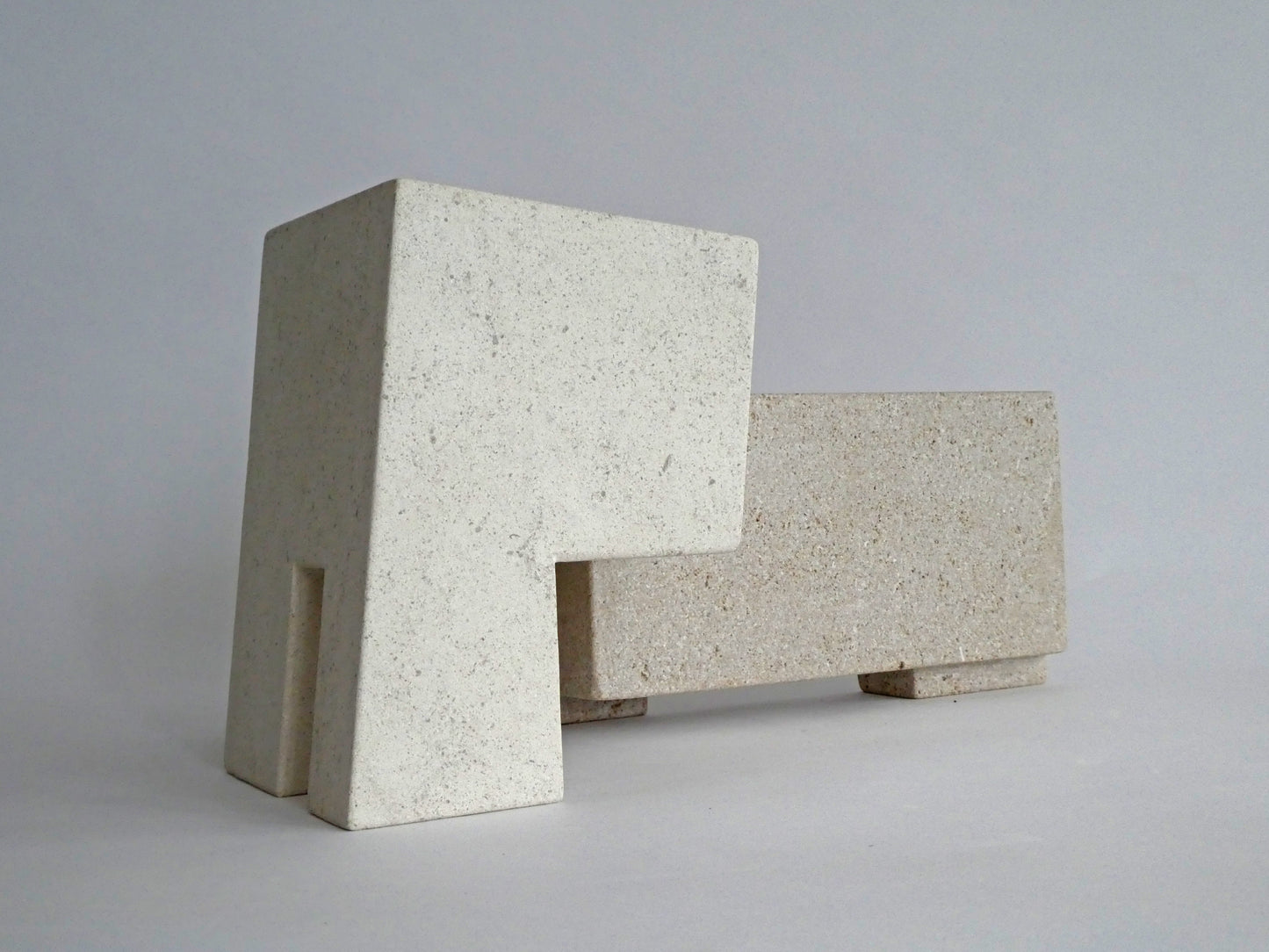 Moderne abstracte sculptuur in lichte tinten, ontworpen door Fieke de Roij