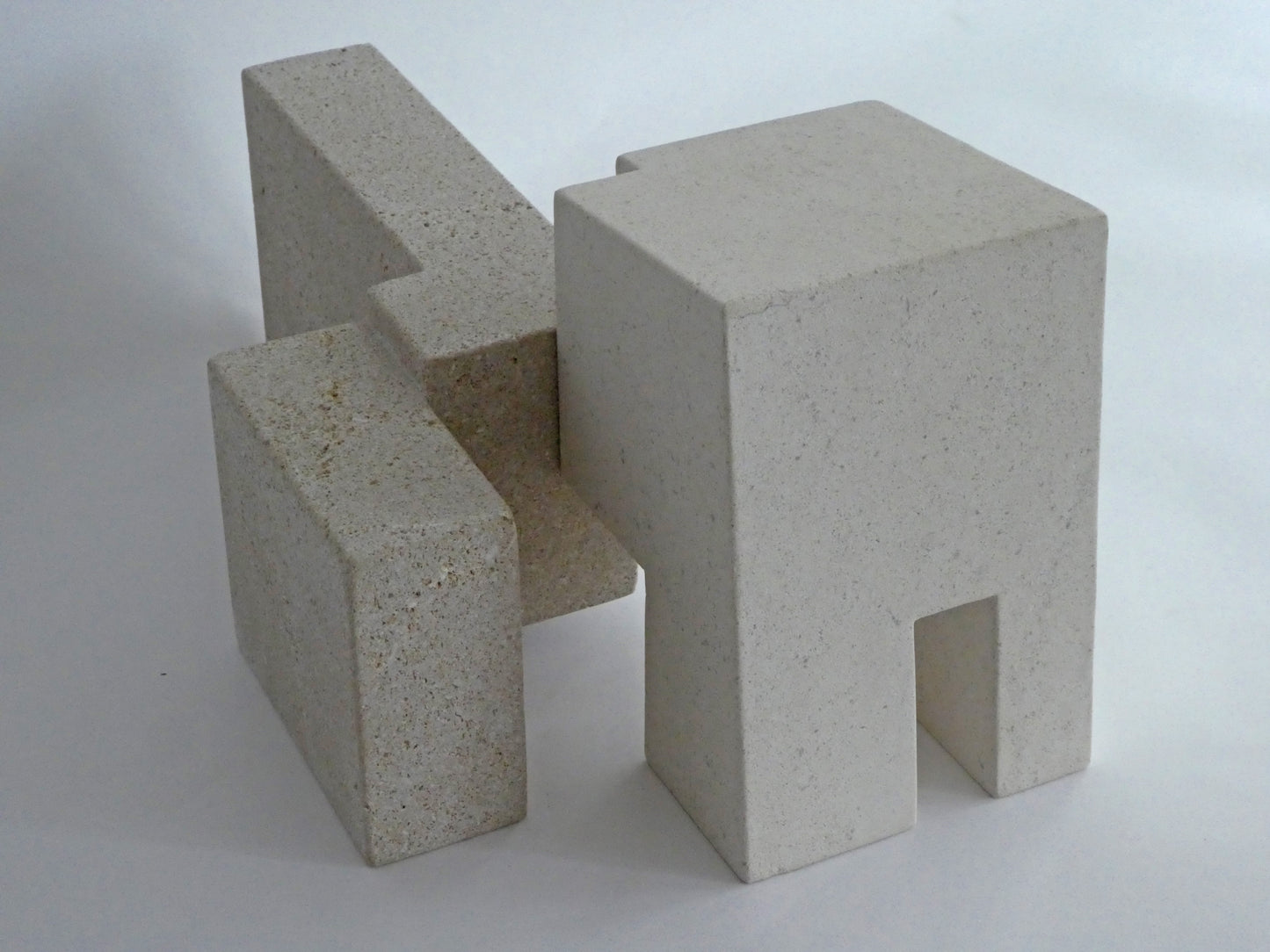 Abstracte sculptuur van Fieke de Roij gemaakt van wit steen met geometrische vormen