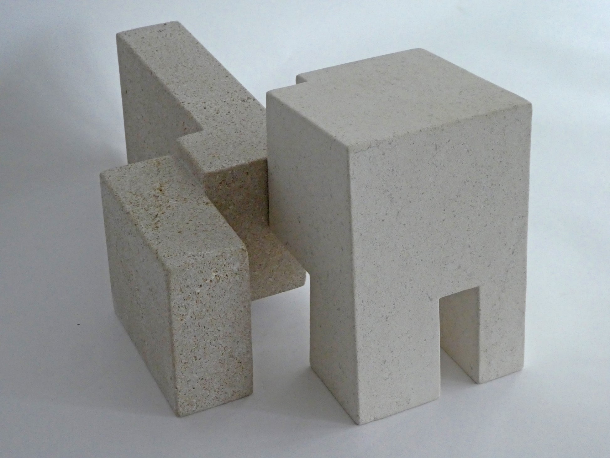 Abstracte sculptuur van Fieke de Roij gemaakt van wit steen met geometrische vormen