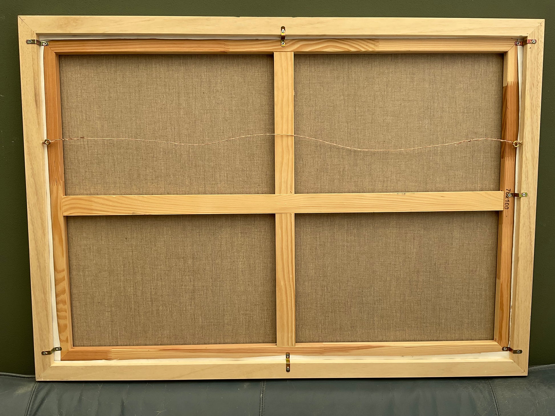 Achterkant van een schilderij van Corné Akkers met anaglyphical roundism, zichtbaar houten frame en bevestigingen.