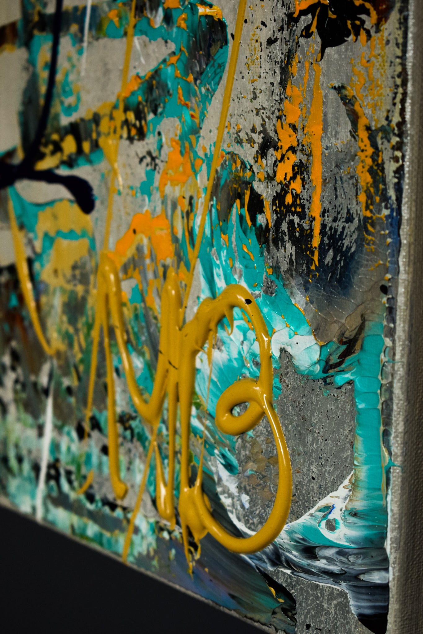 Detail van abstract schilderijen door Art by Marieke Brouwers met dikke gele impasto turquoise druppels en grijze structuur
