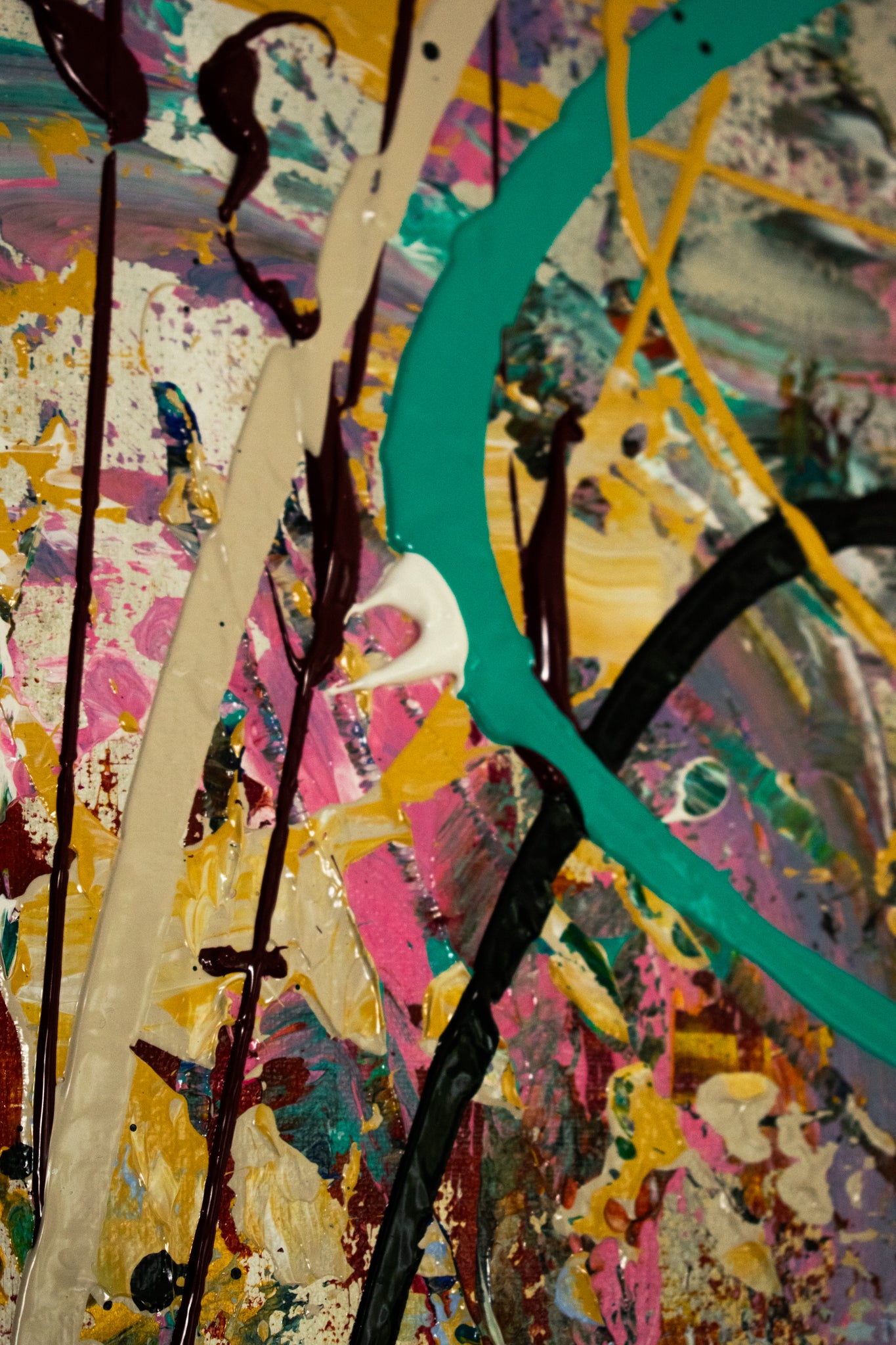 Close up van kleurrijk abstracte schilderijen met dikke verftextuur en turquoise lijnen door Marieke Brouwers