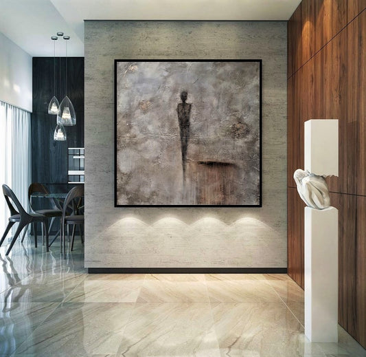 Silhouette schilderij van Frances Eckhardt abstract grijs textuur schilderij met slanke figuur in modern interieur