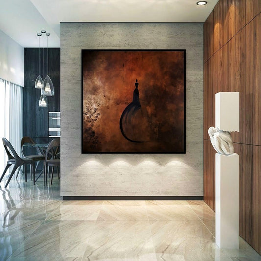 Vierkant schilderij van Frances Eckhardt met donkere roestbruine textuur en silhouet in modern interieur