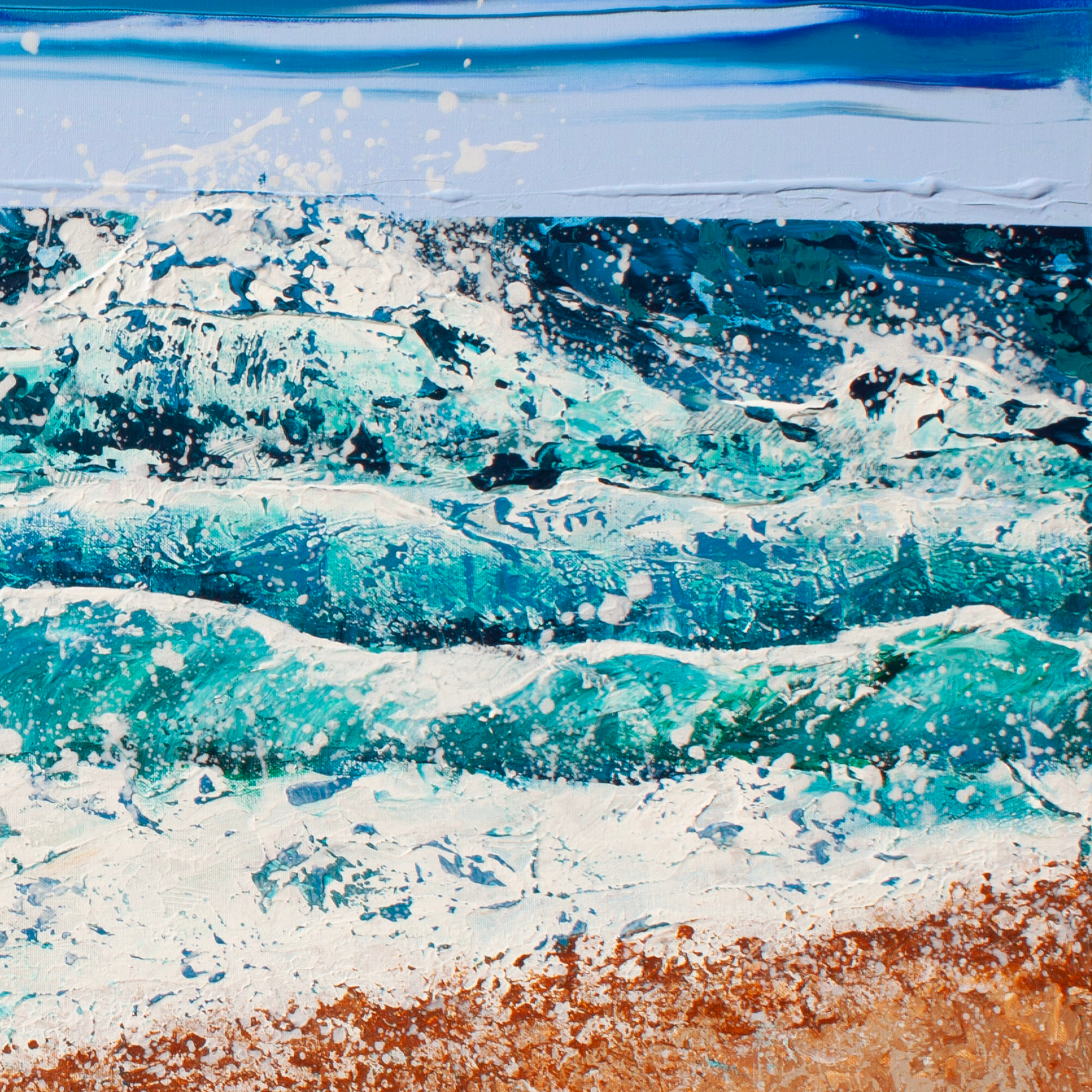 Abstract oceaan schilderij door Art by Marieke Brouwers met dikke verftextuur turquoise golven witte schuimrand en zandkust