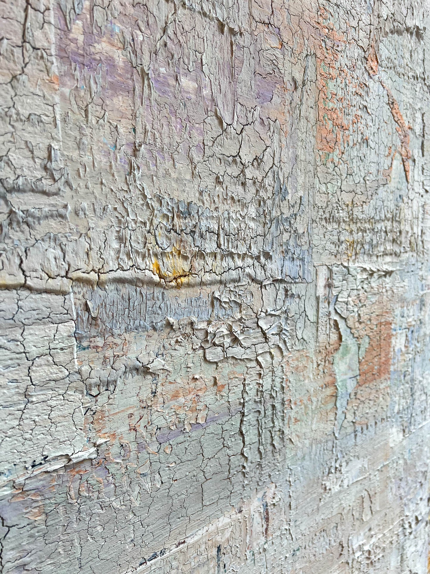 Close-up van een Blossom abstract kunstwerk schilderij met verweerde verf en textuur door Atelier58