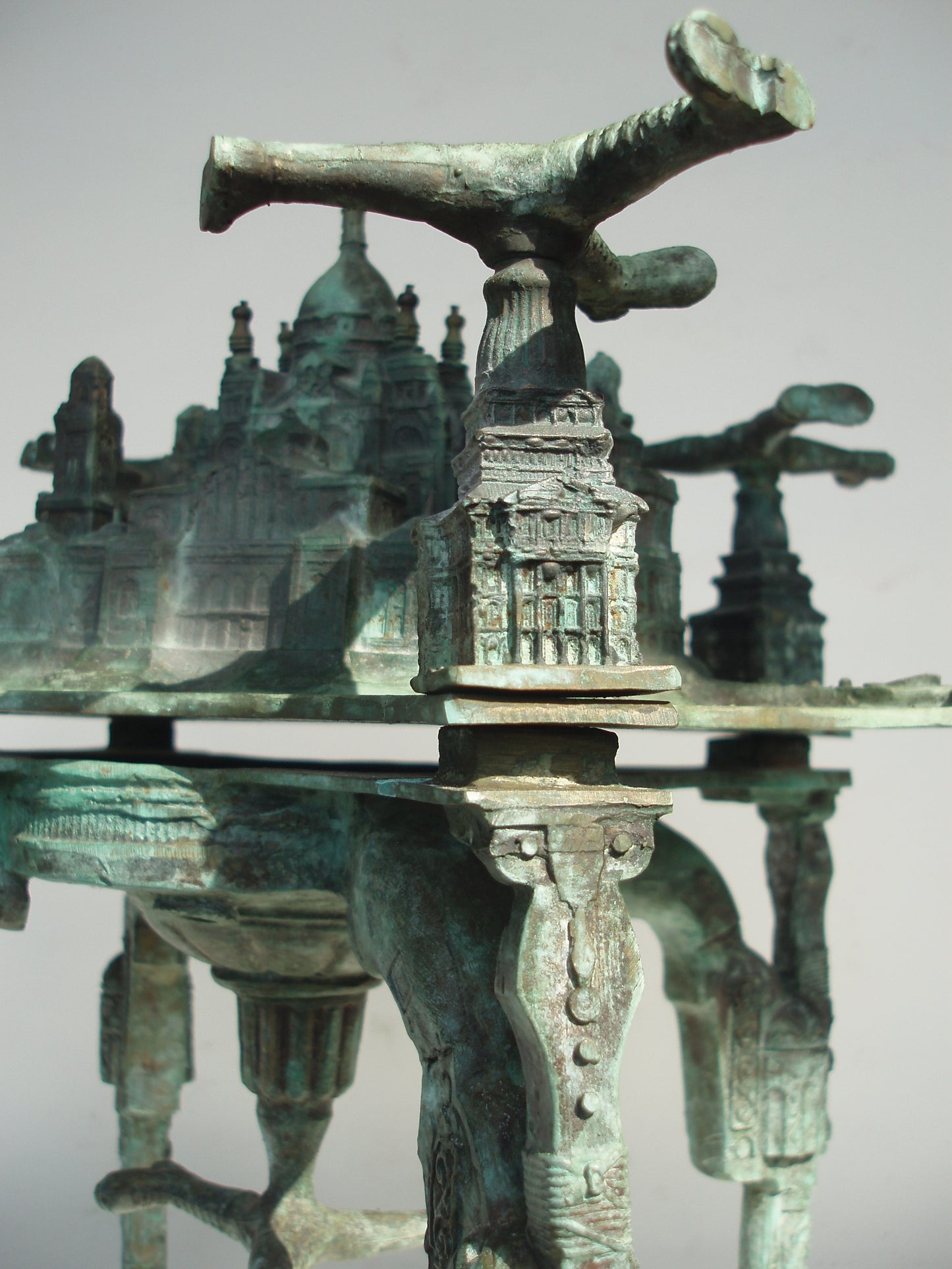 Bronzen sculptuur van een kunstwerk met gedetailleerde architectonische elementen