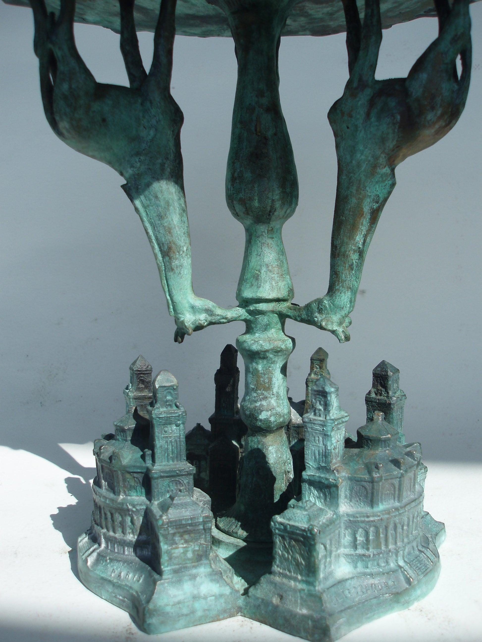 Bronzen beeld Circus in de Stad met gedetailleerde sculpturen van gebouwen en acrobaten