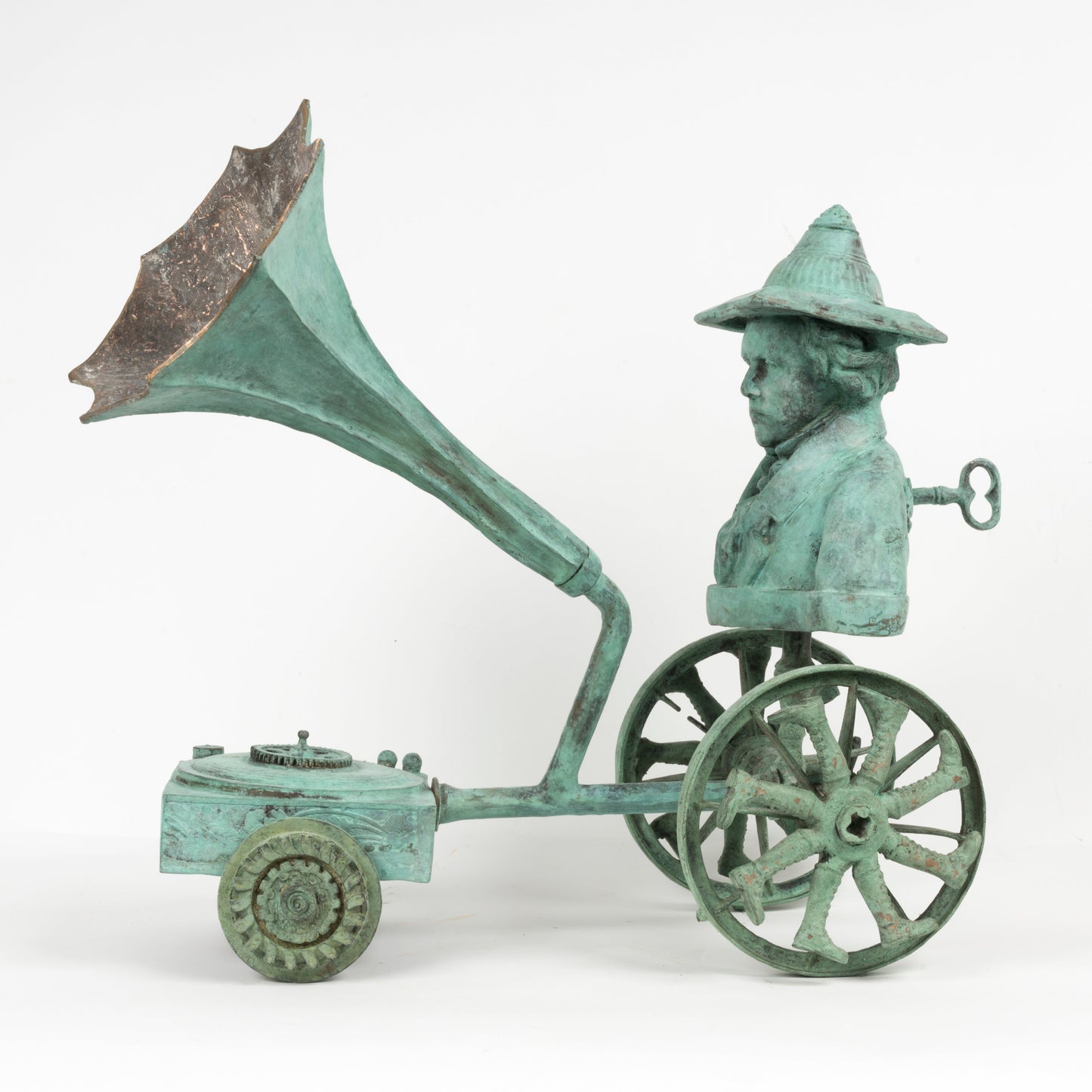 Bronzen beeld van een man met een grammofoon op een voertuig, gemaakt door Annemarie Petri