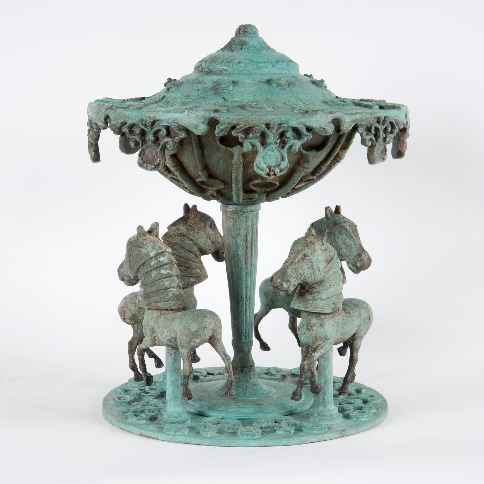 Bronzen carrousel sculptuur met gedetailleerde paarden en elegante parasolvormige basis