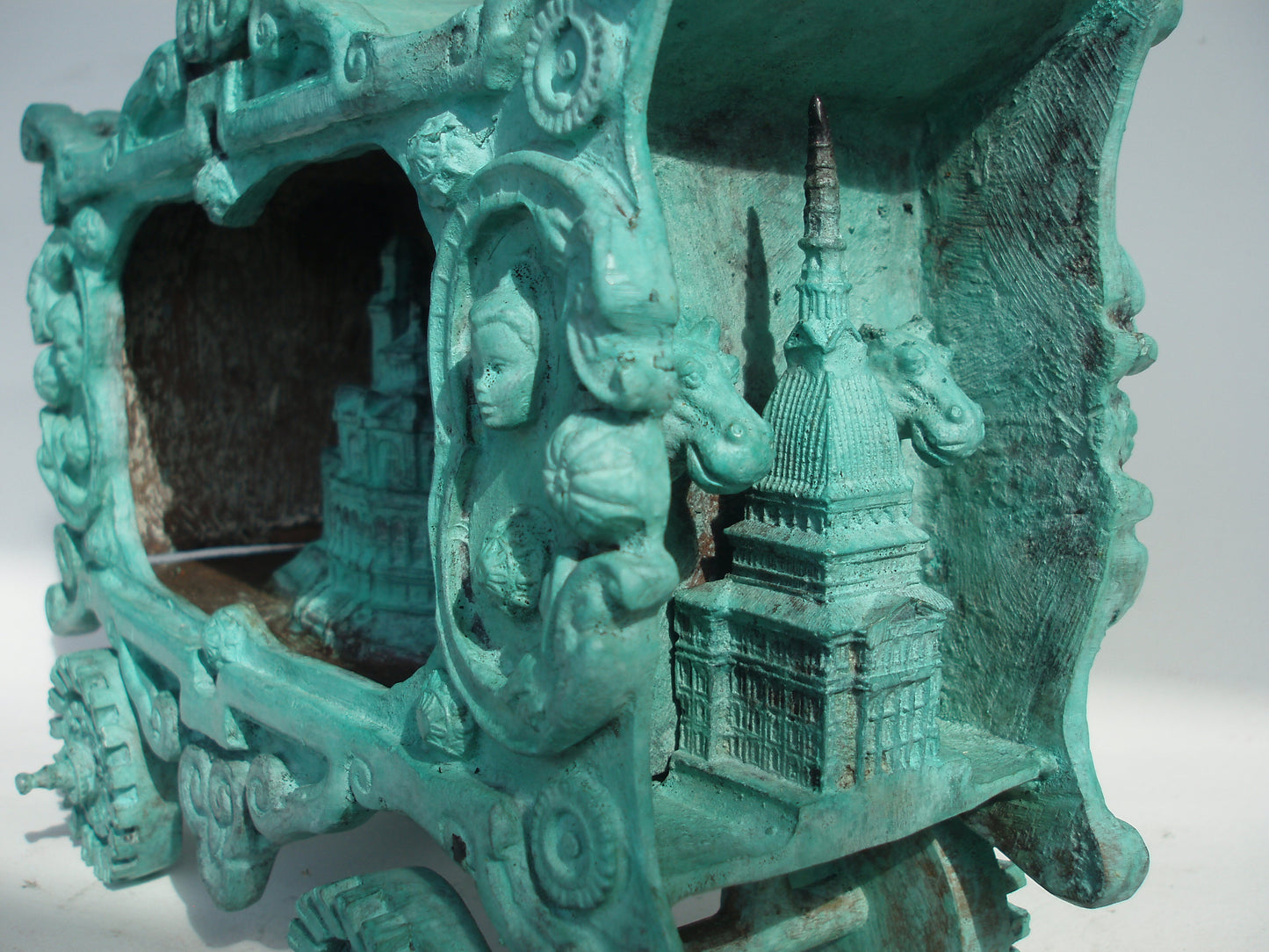 Bronzen sculptuur van een gedetailleerd architectonisch gebouw met versieringen en unieke vormen