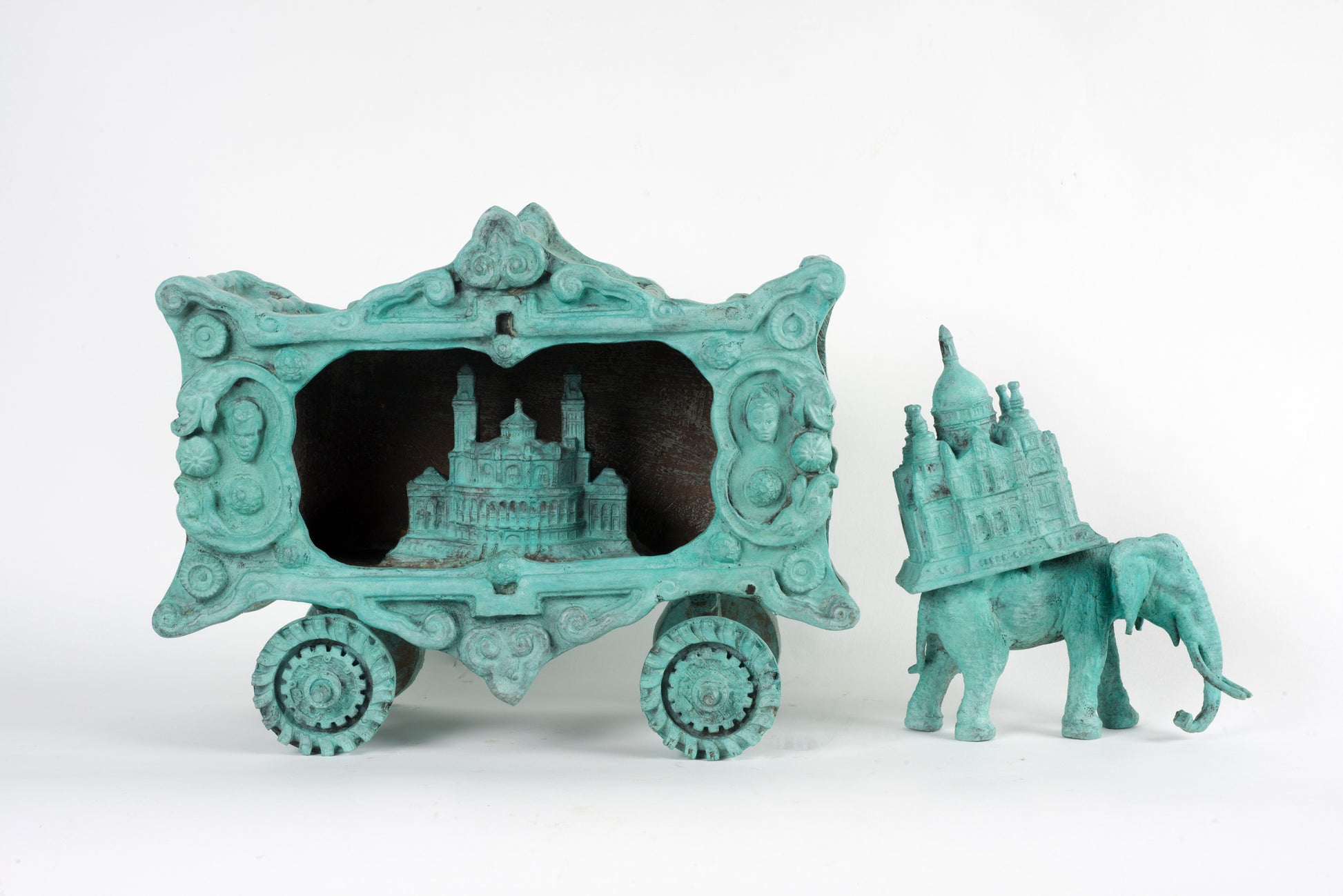 Uniek bronzen sculptuur van een olifant met gezelschap en een cartouche met architecturale details