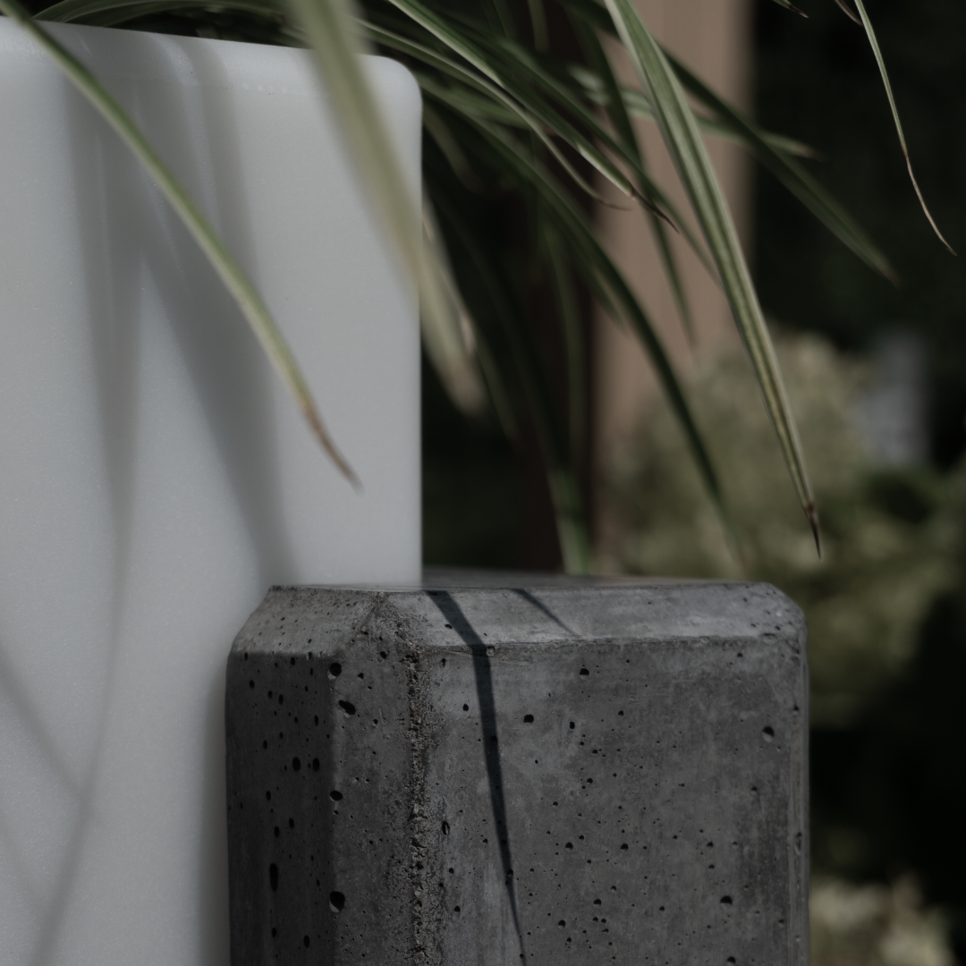 Design buitenlamp Linea Open van Dislux in moderne buitenomgeving met natuurlijke schaduwen