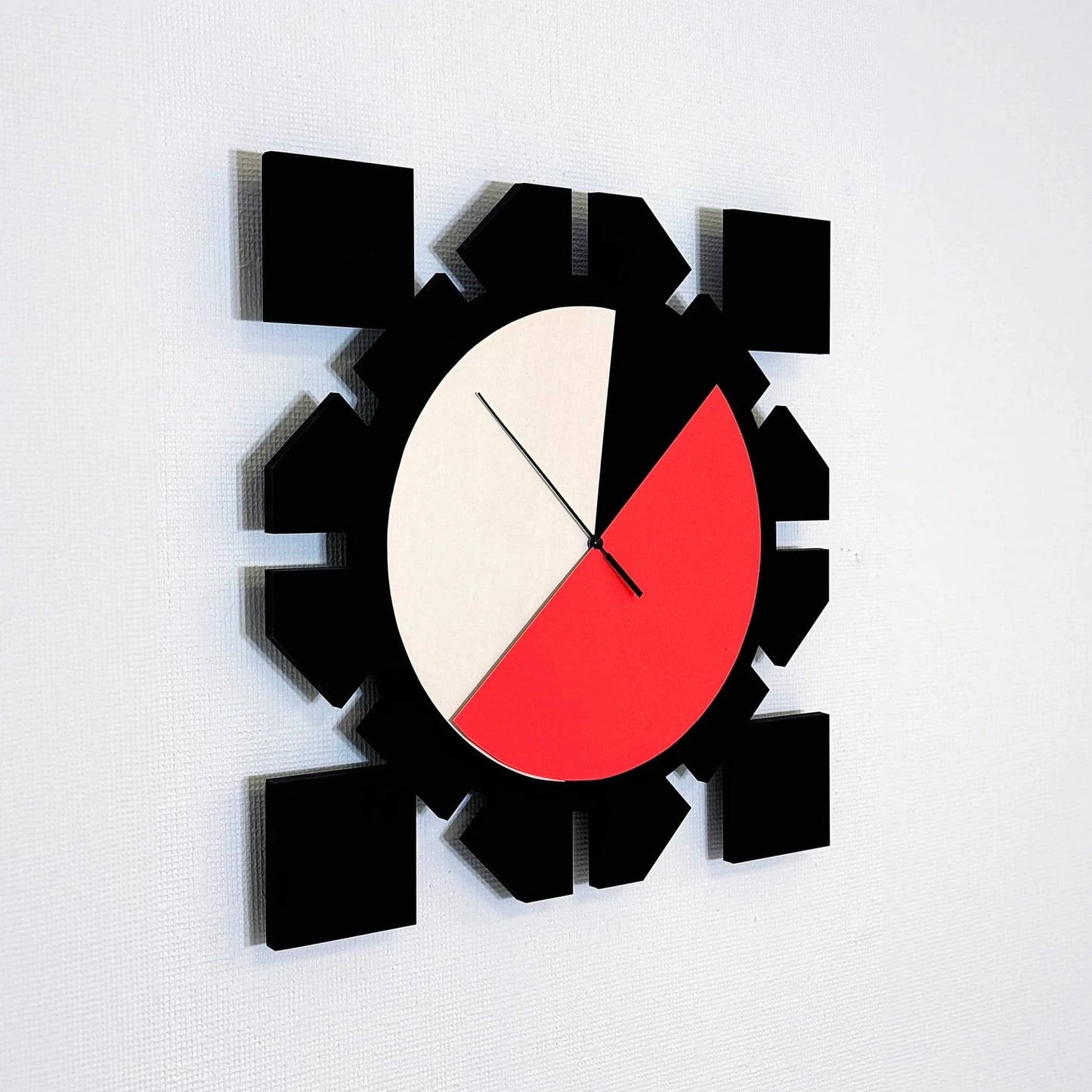 Moderne designklok kunstwerk met een combinatie van zwart, wit en rood op een minimalistische achtergrond