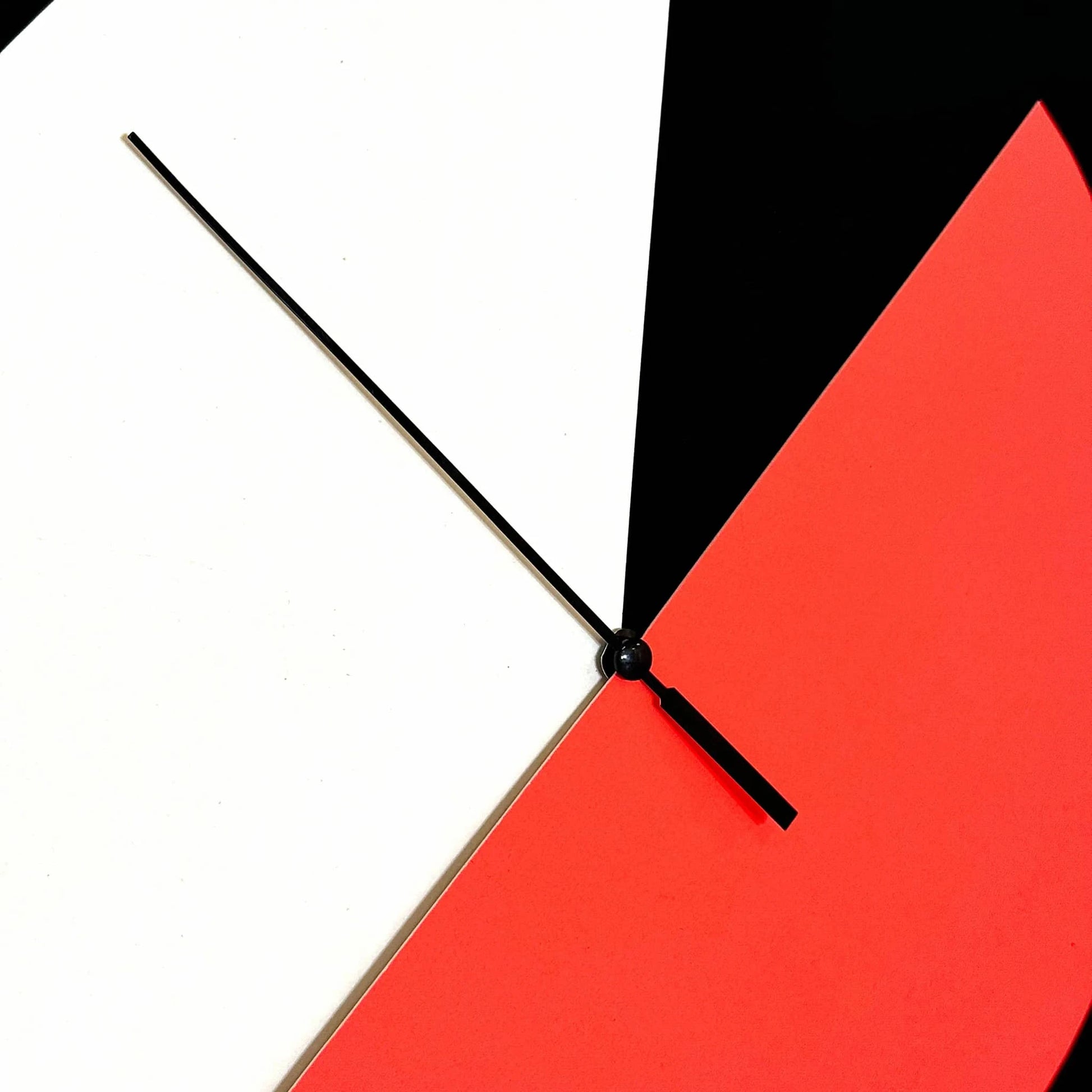 Designklok kunstwerk van Rob Stolte met geometrische vormen in zwart, rood en wit