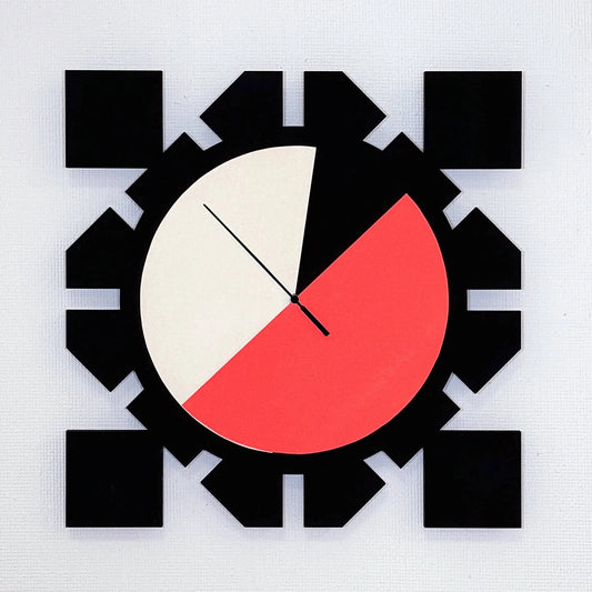 Modern designklok kunstwerk van Rob Stolte met abstracte vormen en kleurrijke delen