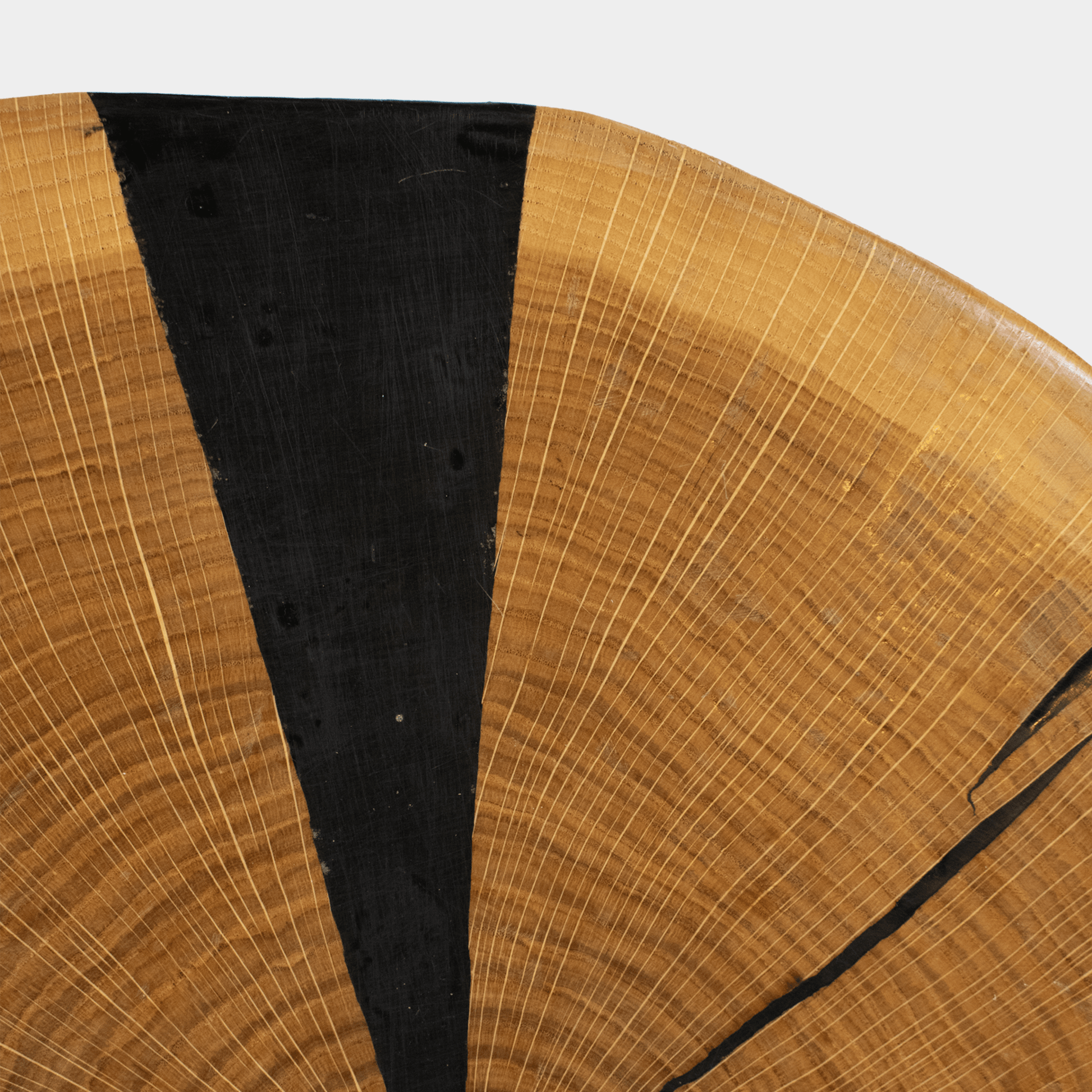 Close-up van een houten epoxy bijzettafel met zwarte epoxy inleg van Semra Heydari