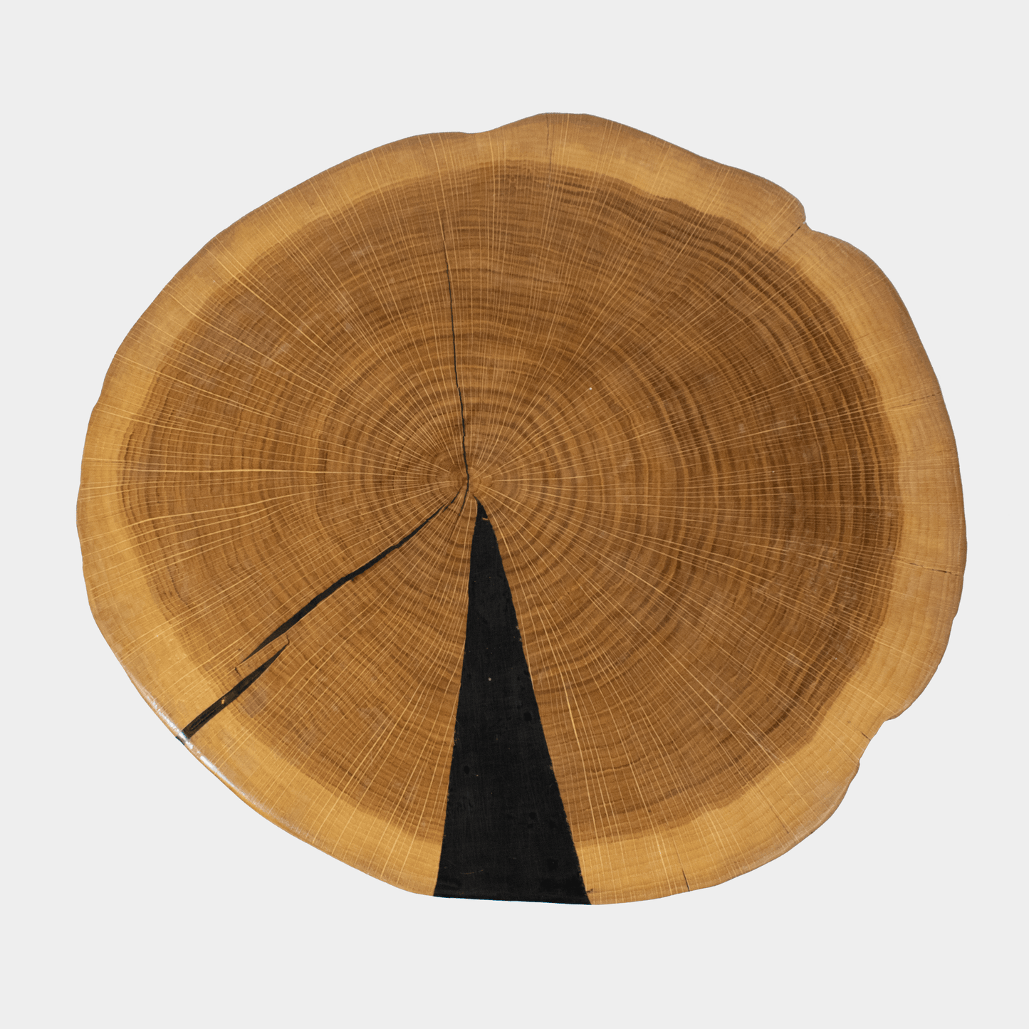 Semra Heydari epoxy bijzettafel met natuurlijke houtstruur en zwarte epoxyvulling