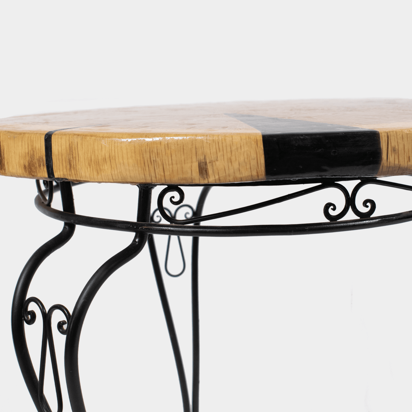 Epoxy bijzettafel met houten blad en sierlijk zwart metalen frame van Semra Heydari