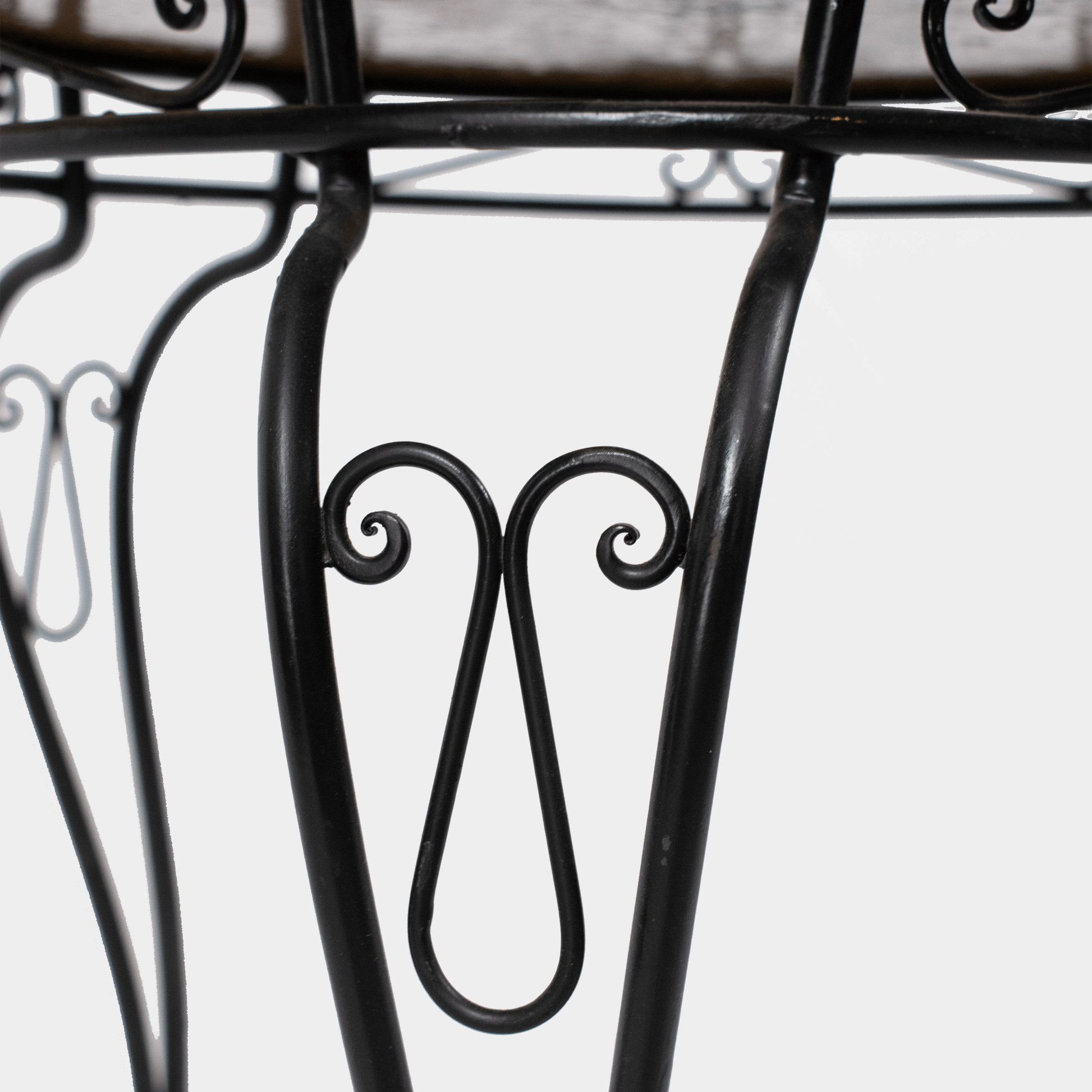 Zwarte metalen poten van een epoxy bijzettafel met sierlijke krulontwerpen van Semra Heydari