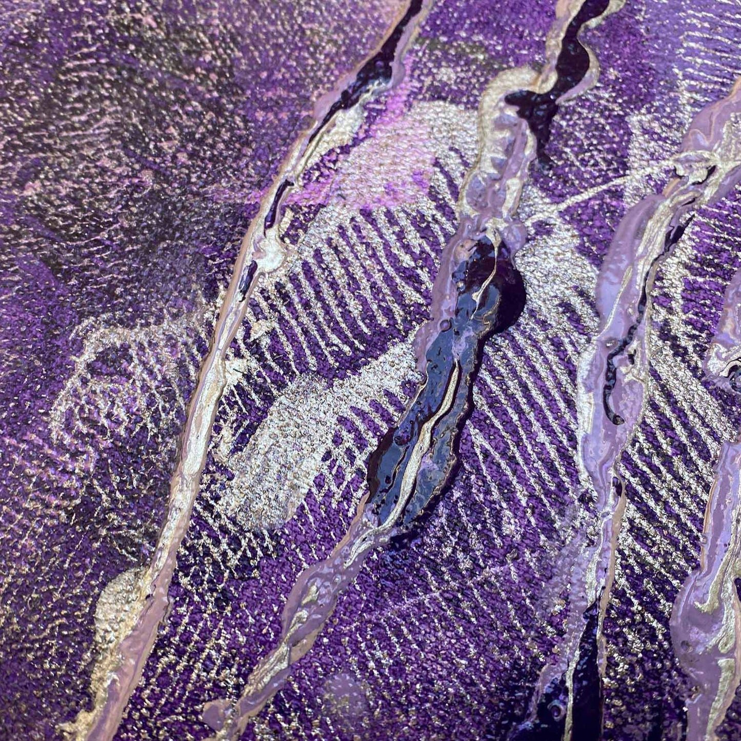 Abstract Fb Conversations schilderij van Elise Eekhout met paarse en zilveren kleuren en texturen