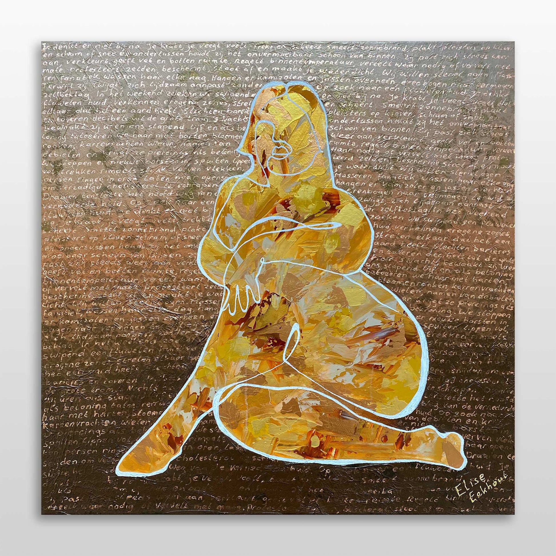 Figuratief schilderij van een zittende vrouw met gele tinten en tekstachtergrond door Elise Eekhout