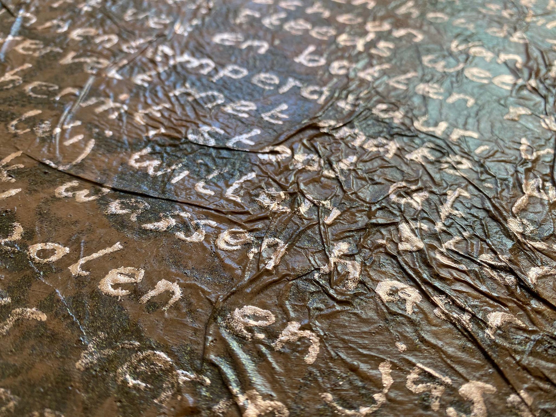 Detail van een figuratief schilderij met textuur en handgeschreven teksten van Elise Eekhout